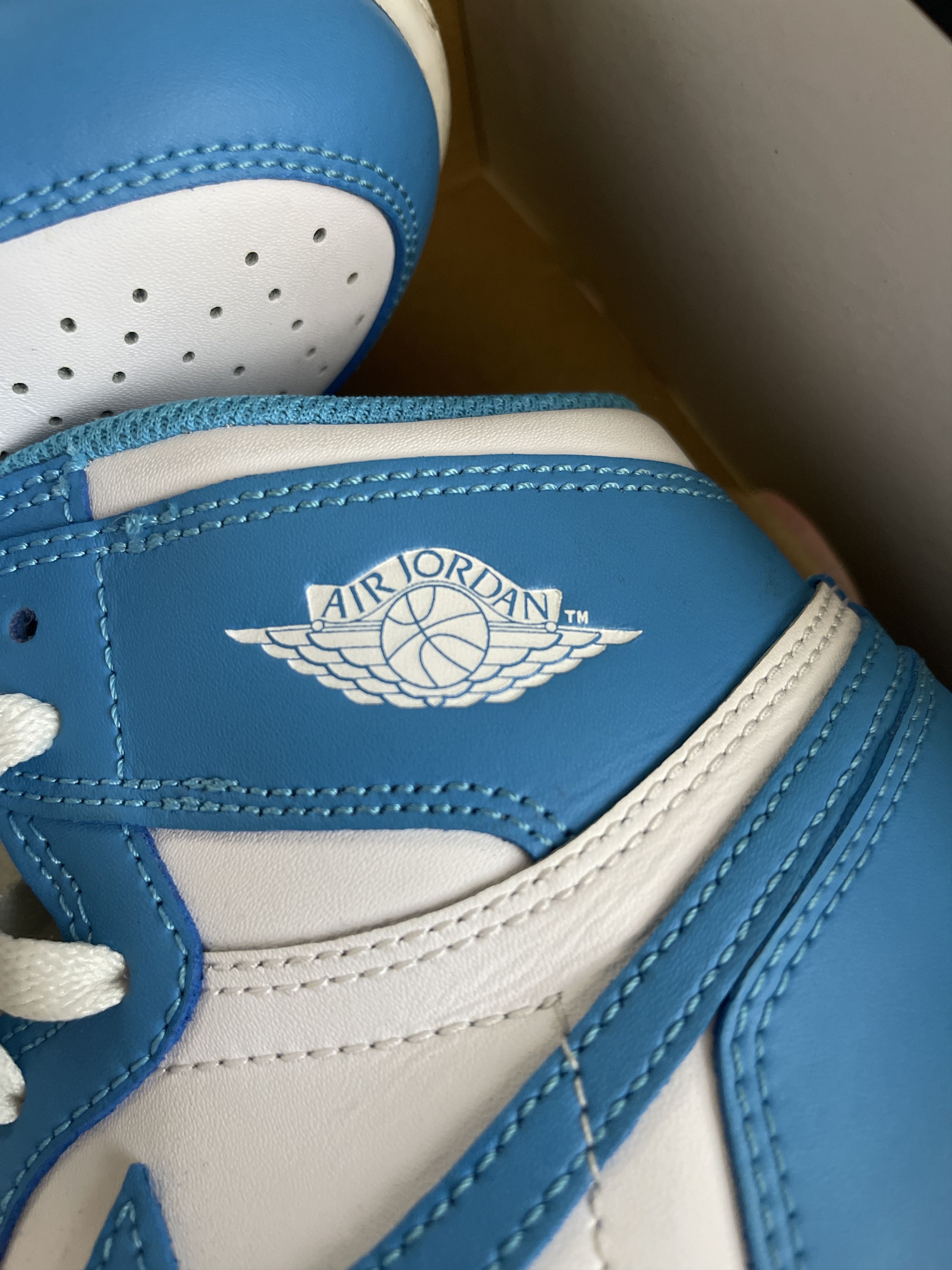 Jordan Brand × Nike Nike Air Jordan 1 Retro UNC (GS) Powder Blue Size US 7 / EU 40 - 11 Thumbnail