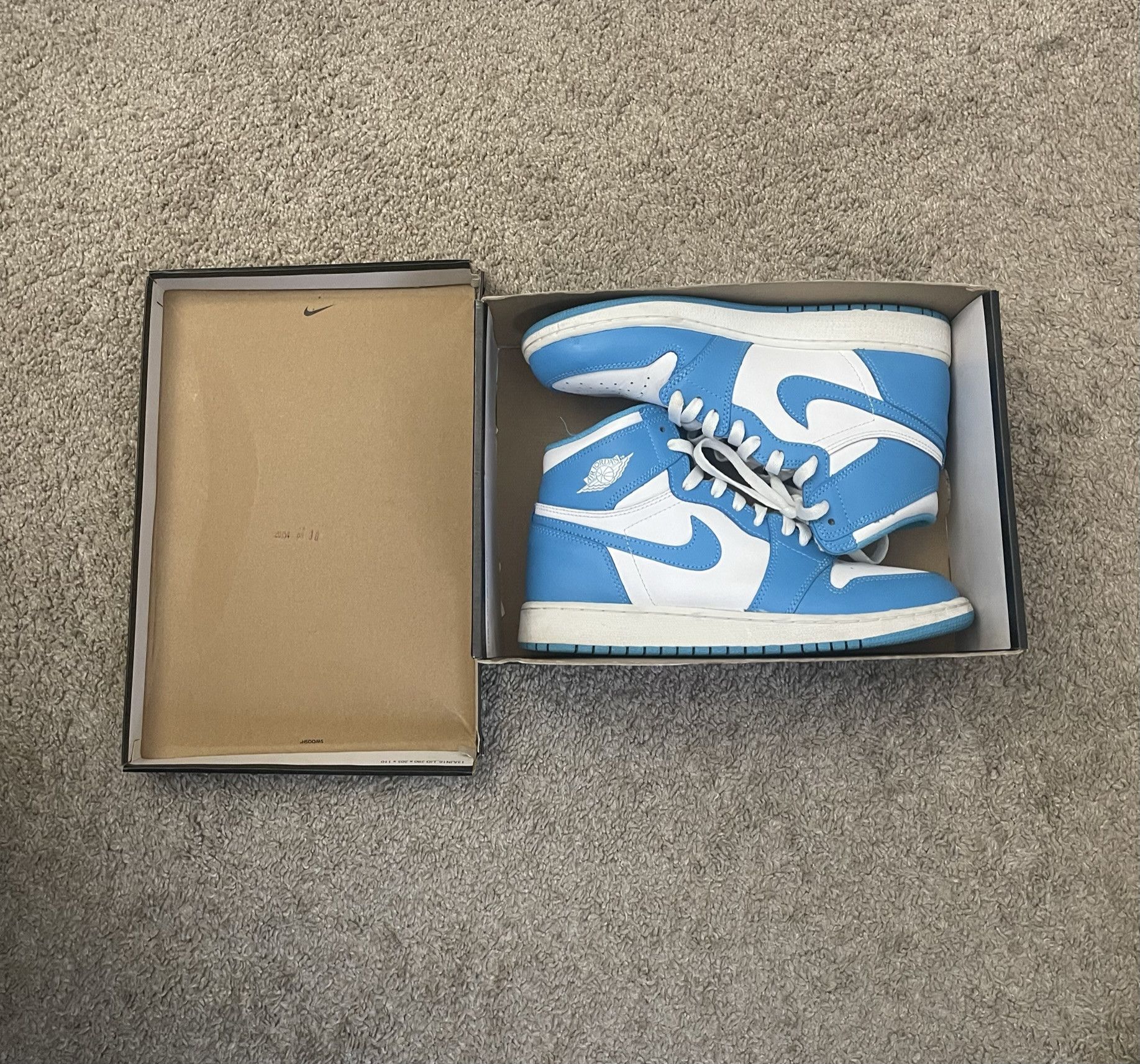 Jordan Brand × Nike Nike Air Jordan 1 Retro UNC (GS) Powder Blue Size US 7 / EU 40 - 1 Thumbnail