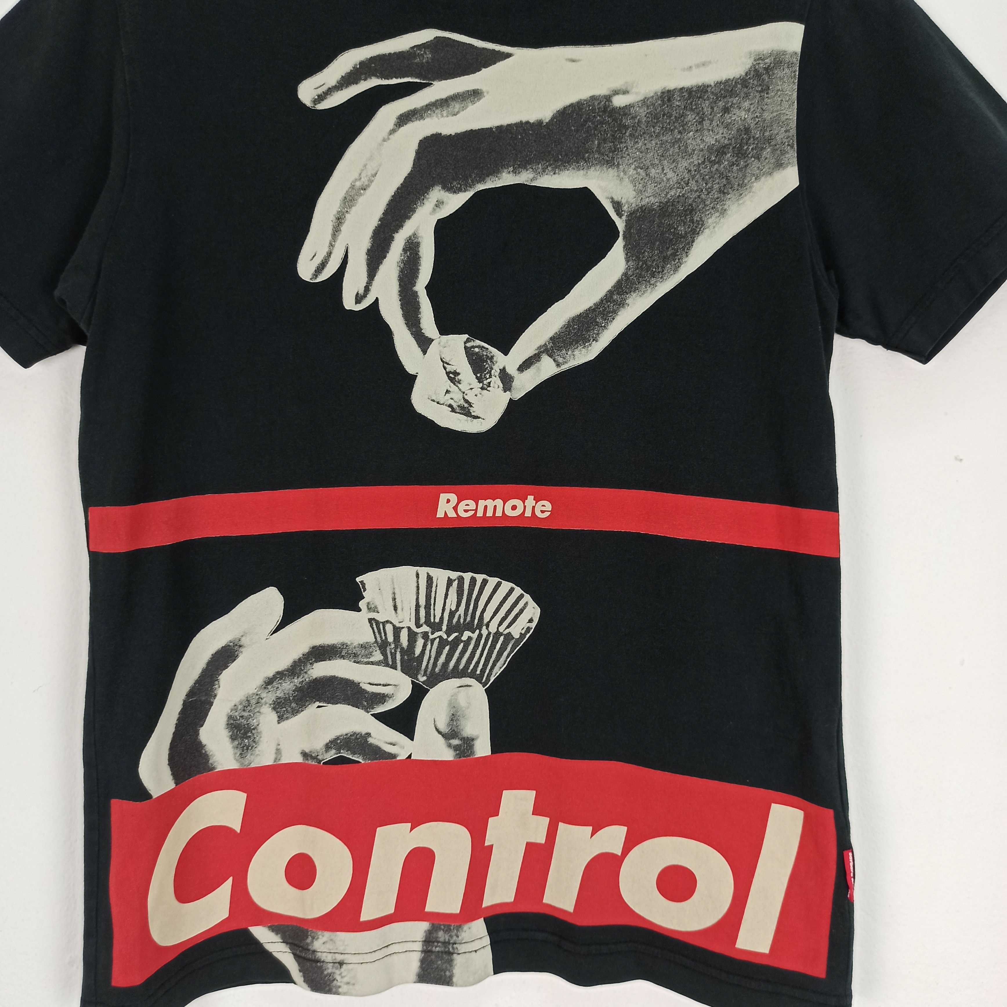Barbara Kruger 🔥Rare🔥 Uniqlo X Art Barbara Kruger Graphic Tee Size US S / EU 44-46 / 1 - 3 Thumbnail