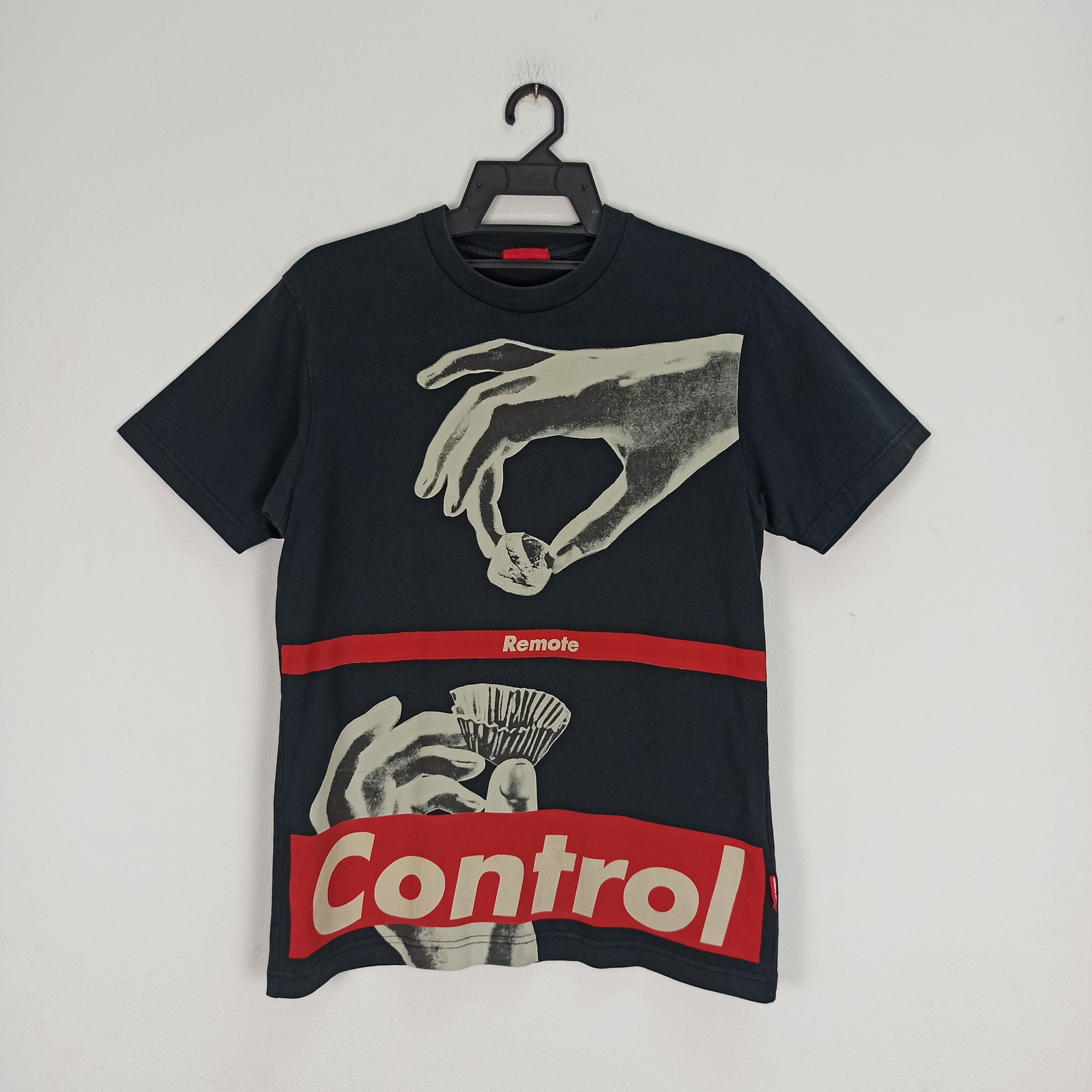 Barbara Kruger 🔥Rare🔥 Uniqlo X Art Barbara Kruger Graphic Tee Size US S / EU 44-46 / 1 - 1 Thumbnail