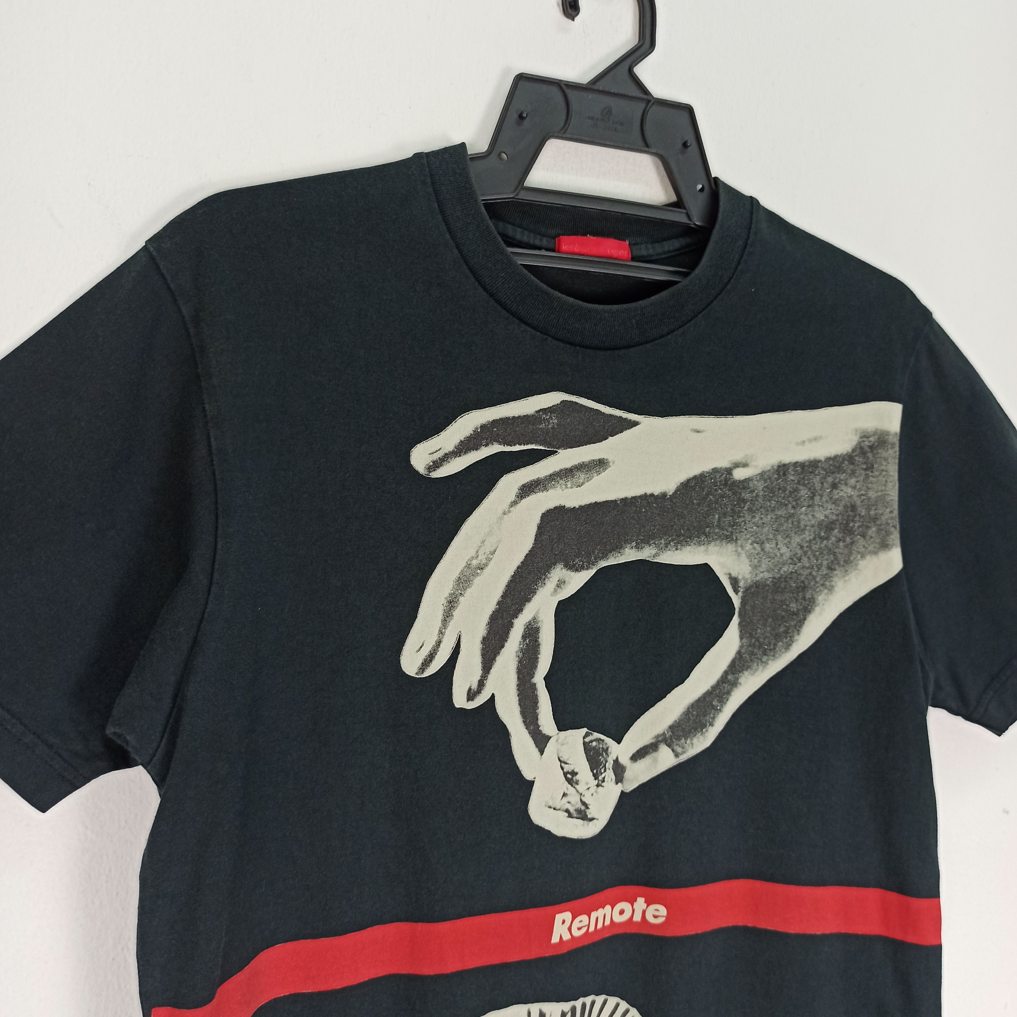 Barbara Kruger 🔥Rare🔥 Uniqlo X Art Barbara Kruger Graphic Tee Size US S / EU 44-46 / 1 - 2 Thumbnail