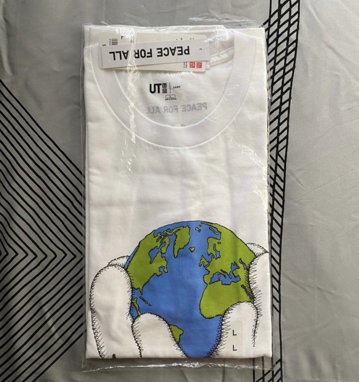 Kaws × Uniqlo Kaws x Uniqlo Peace For All Tee Size US L / EU 52-54 / 3 - 4 Thumbnail