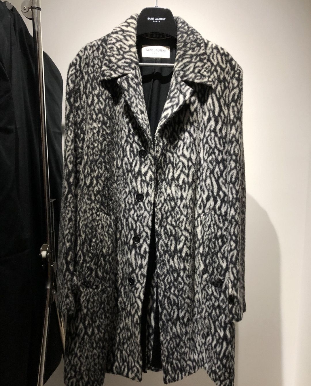Saint Laurent Paris Saint Laurent Snow leopard print coat Size US M / EU 48-50 / 2 - 1 Thumbnail