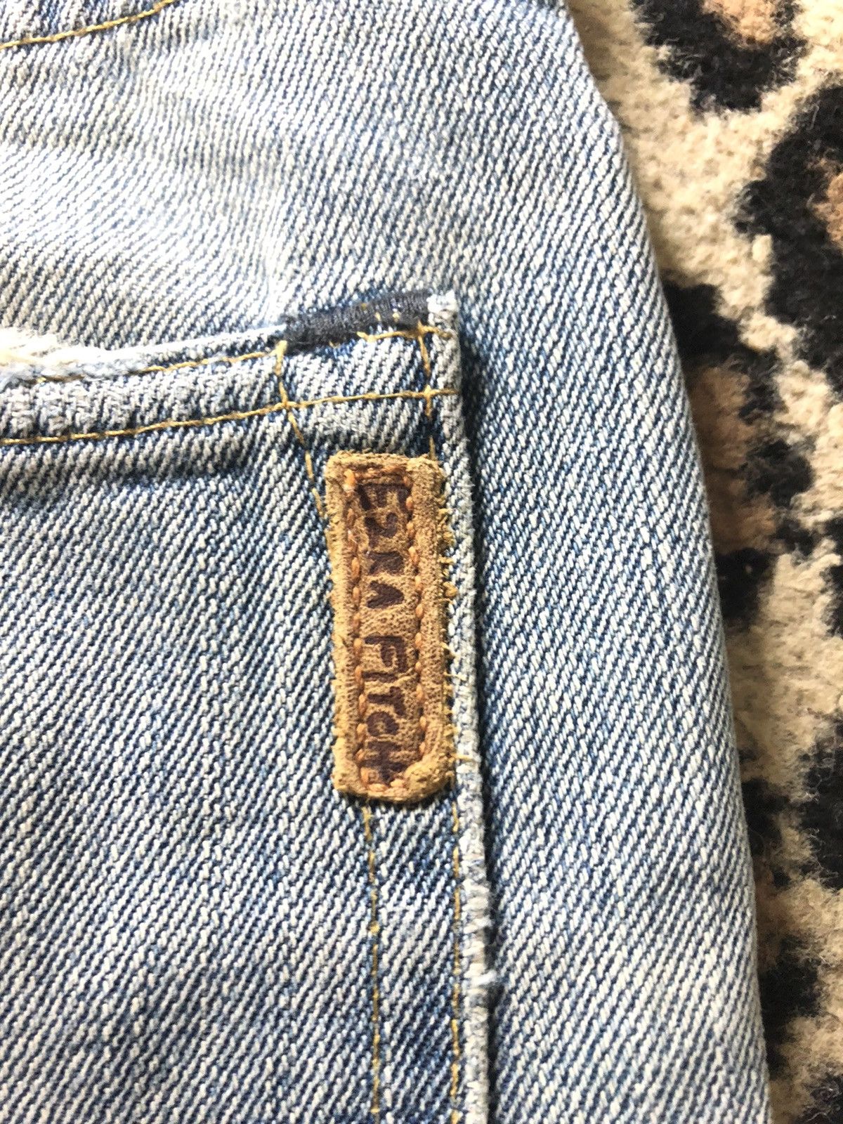 Vintage VINTAGE SELVEDGE EZRA FITCH LIGHT BLUE WASH DISTRESED DENIM Size US 32 / EU 48 - 13 Thumbnail