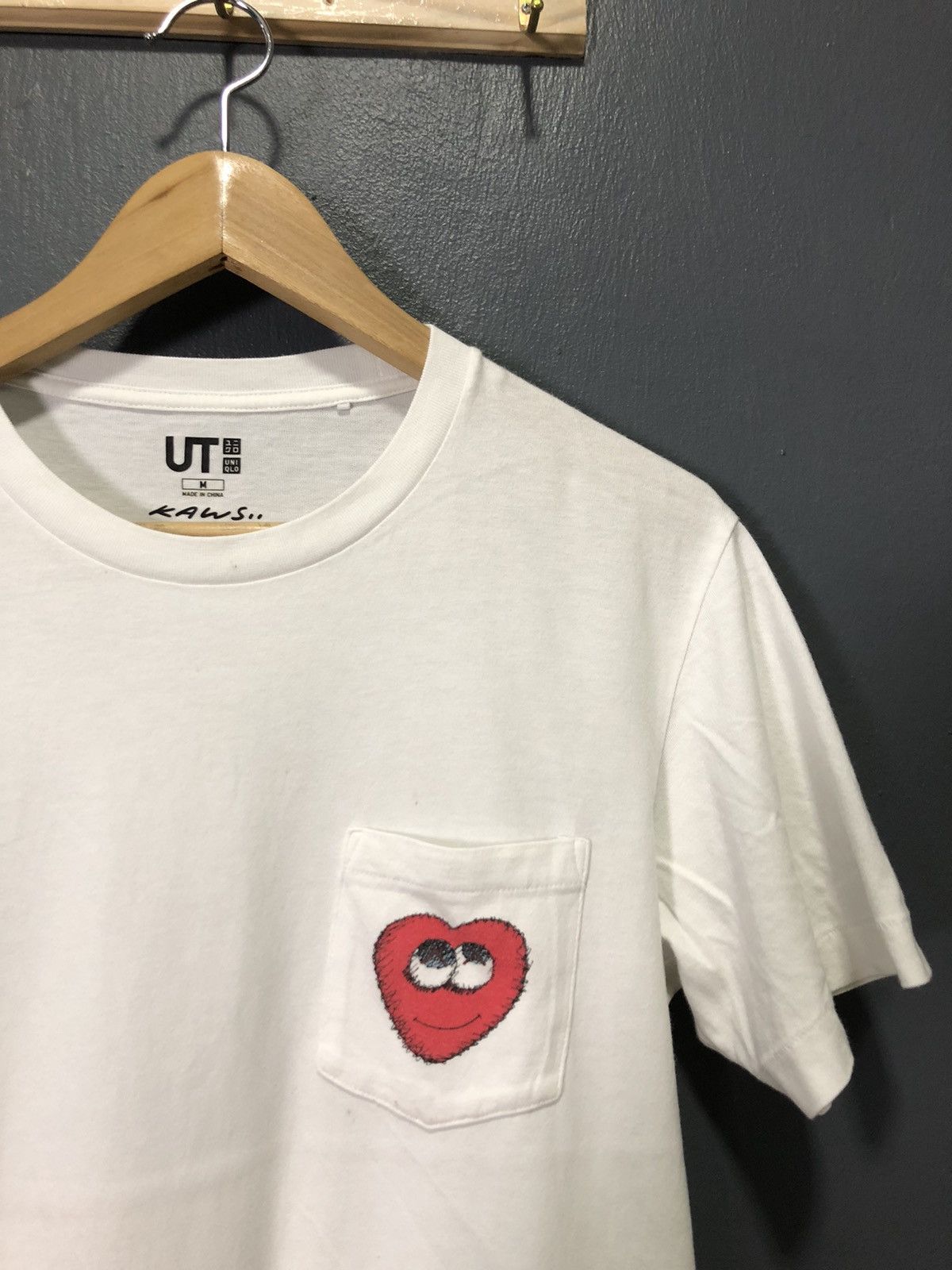 Kaws × Uniqlo VINTAGE KAWS x UNIQLO MINI HEART SINGLE POCKET WHITE SHIRT Size US M / EU 48-50 / 2 - 2 Thumbnail