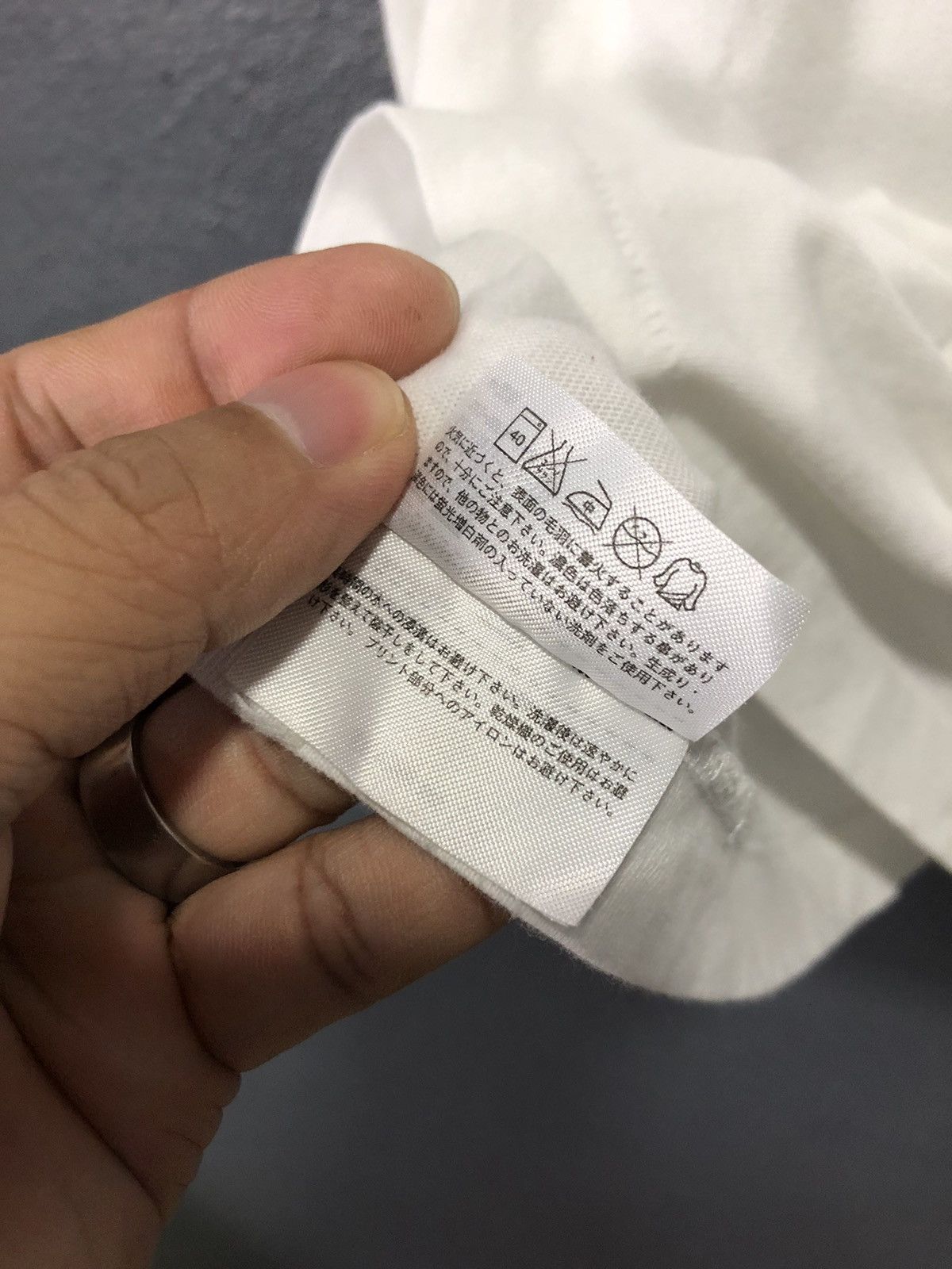 Kaws × Uniqlo VINTAGE KAWS x UNIQLO MINI HEART SINGLE POCKET WHITE SHIRT Size US M / EU 48-50 / 2 - 6 Thumbnail