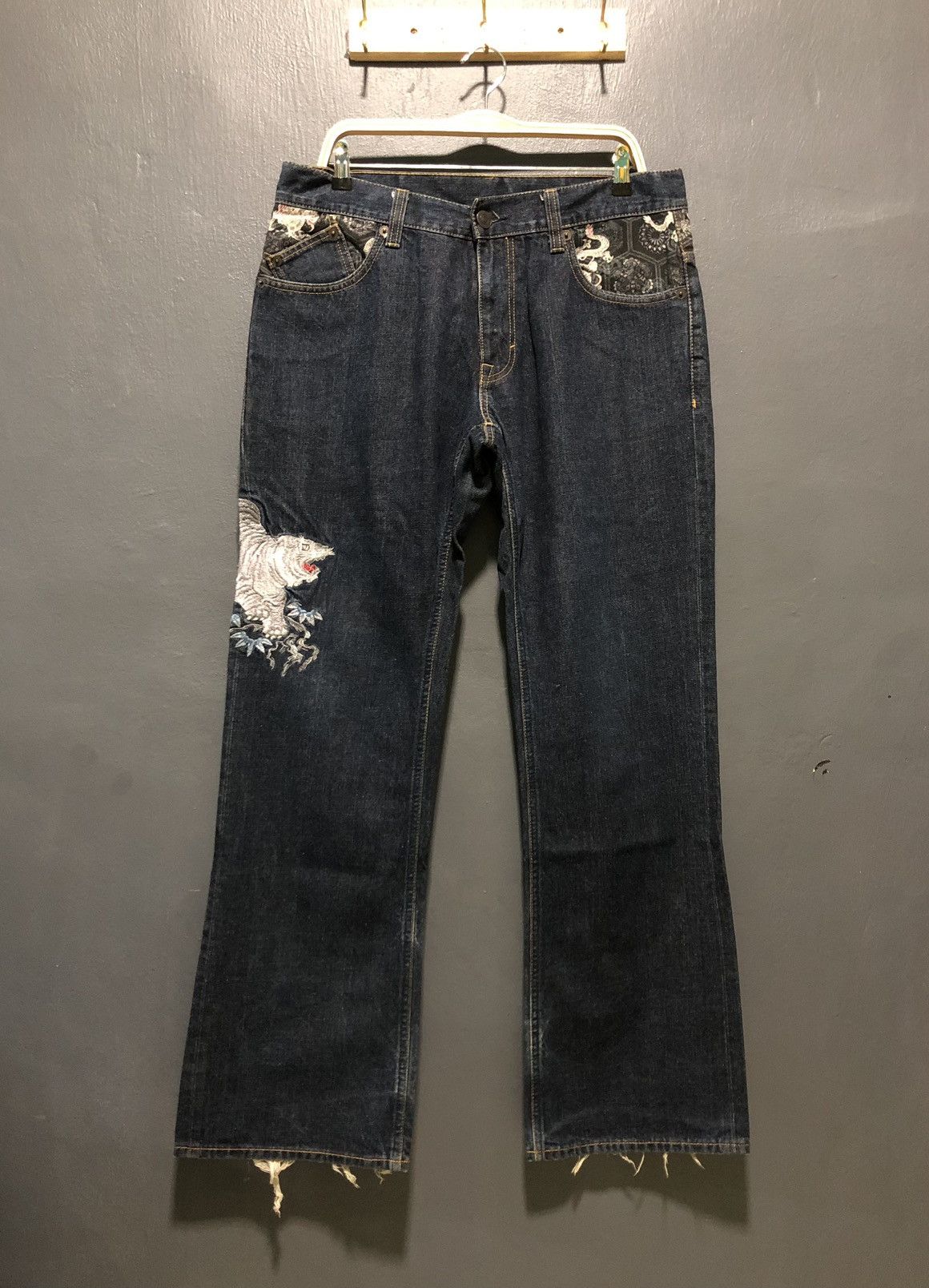 Japanese Brand VINTAGE ICONIC SUKAJAN MOTIF TIGER EMBROIDERY FLARE DENIM Size US 34 / EU 50 - 1 Thumbnail