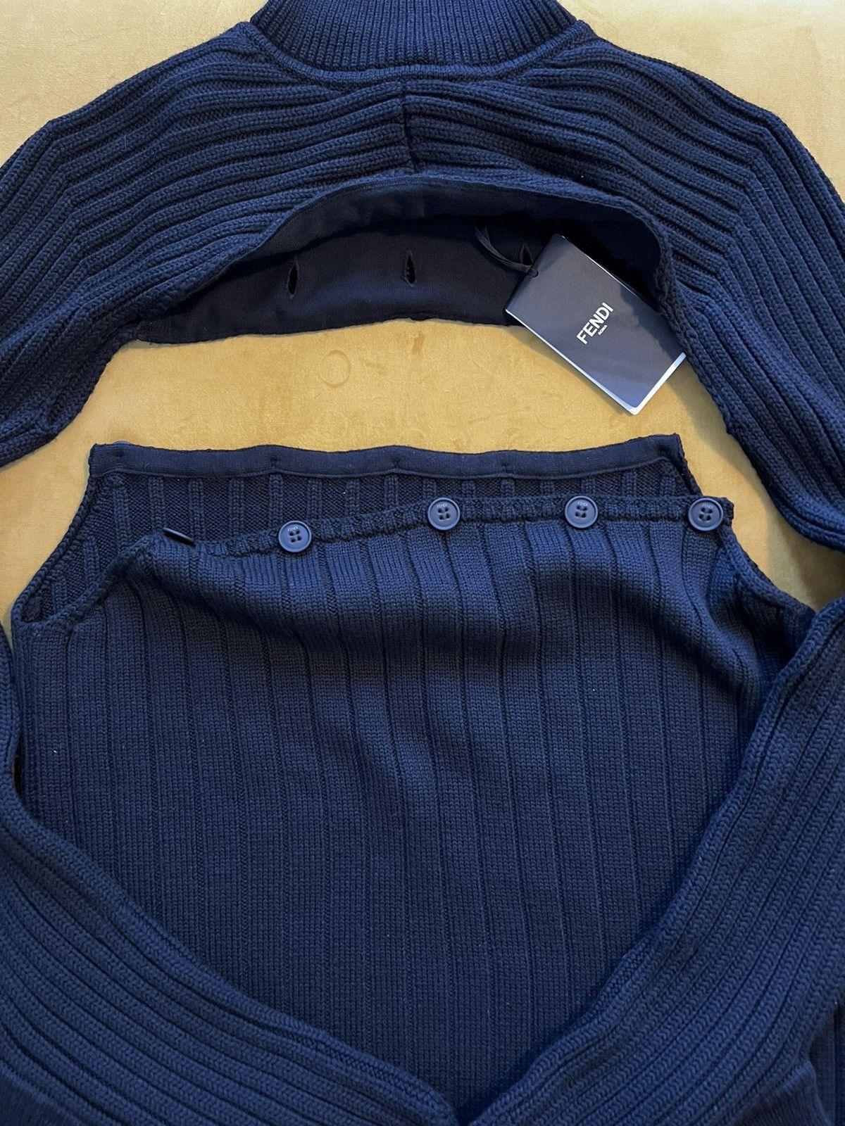 $1K+ runway FW21 turtleneck w/ mittens, IT50, Italy