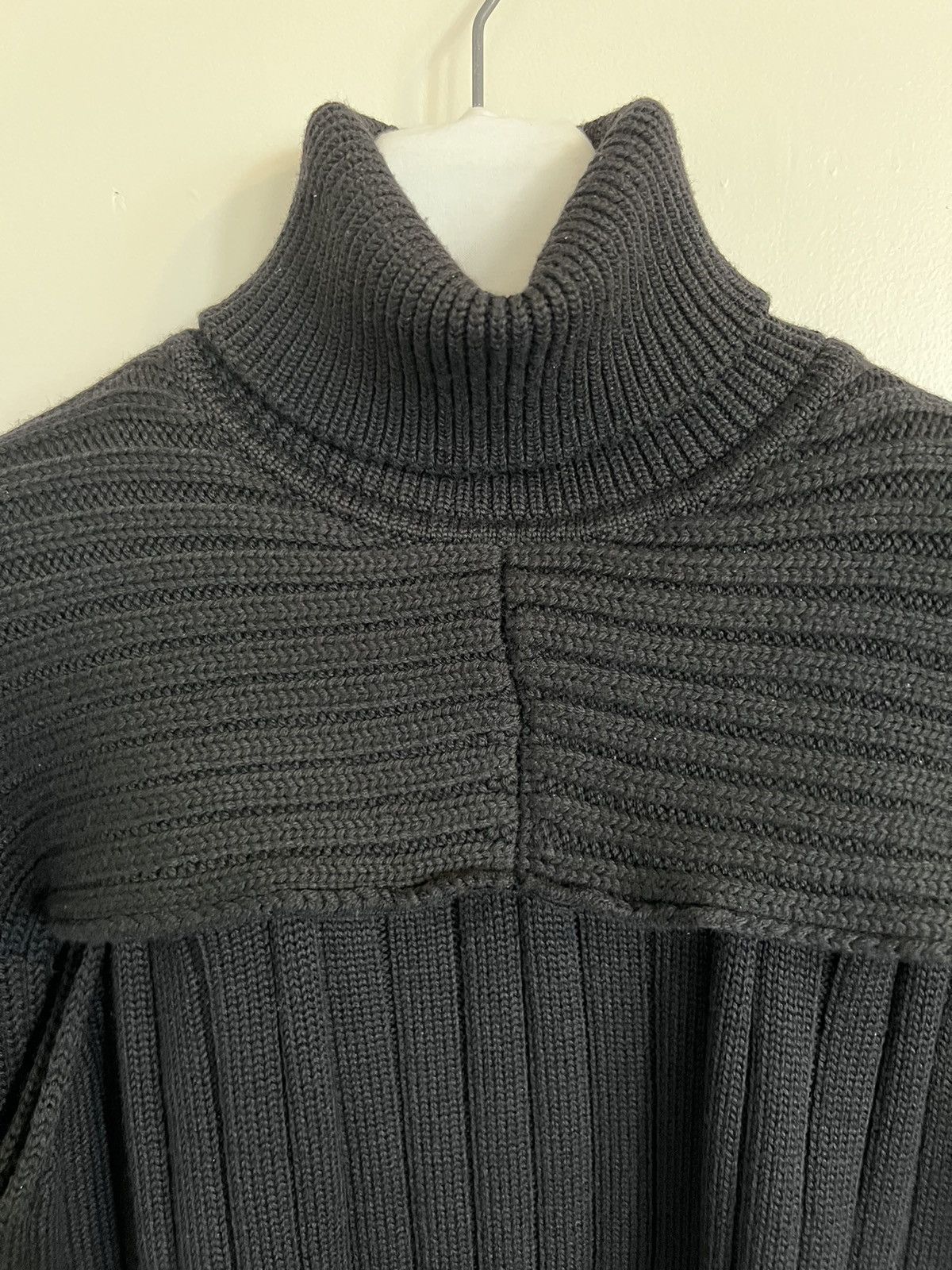 $1K+ runway FW21 turtleneck w/ mittens, IT50, Italy