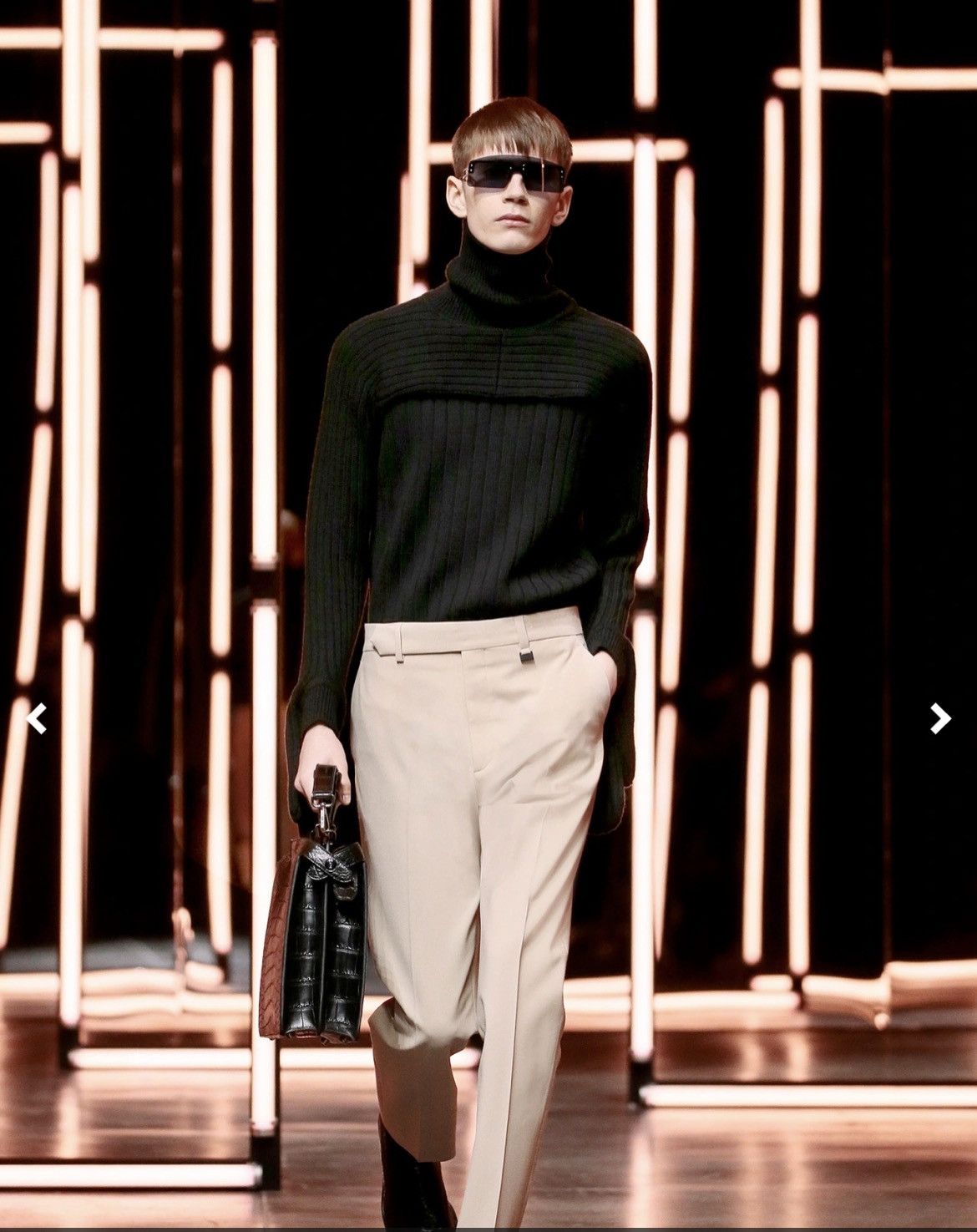 $1K+ runway FW21 turtleneck w/ mittens, IT50, Italy