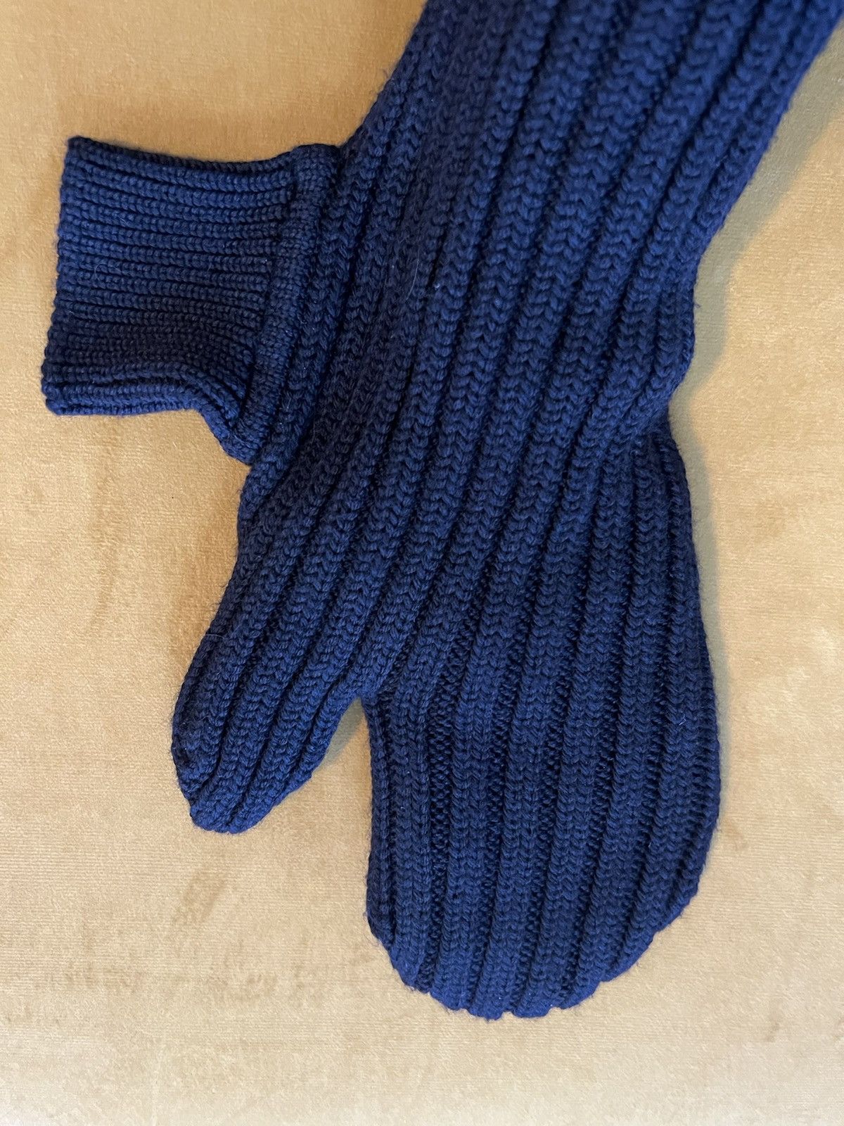 $1K+ runway FW21 turtleneck w/ mittens, IT50, Italy