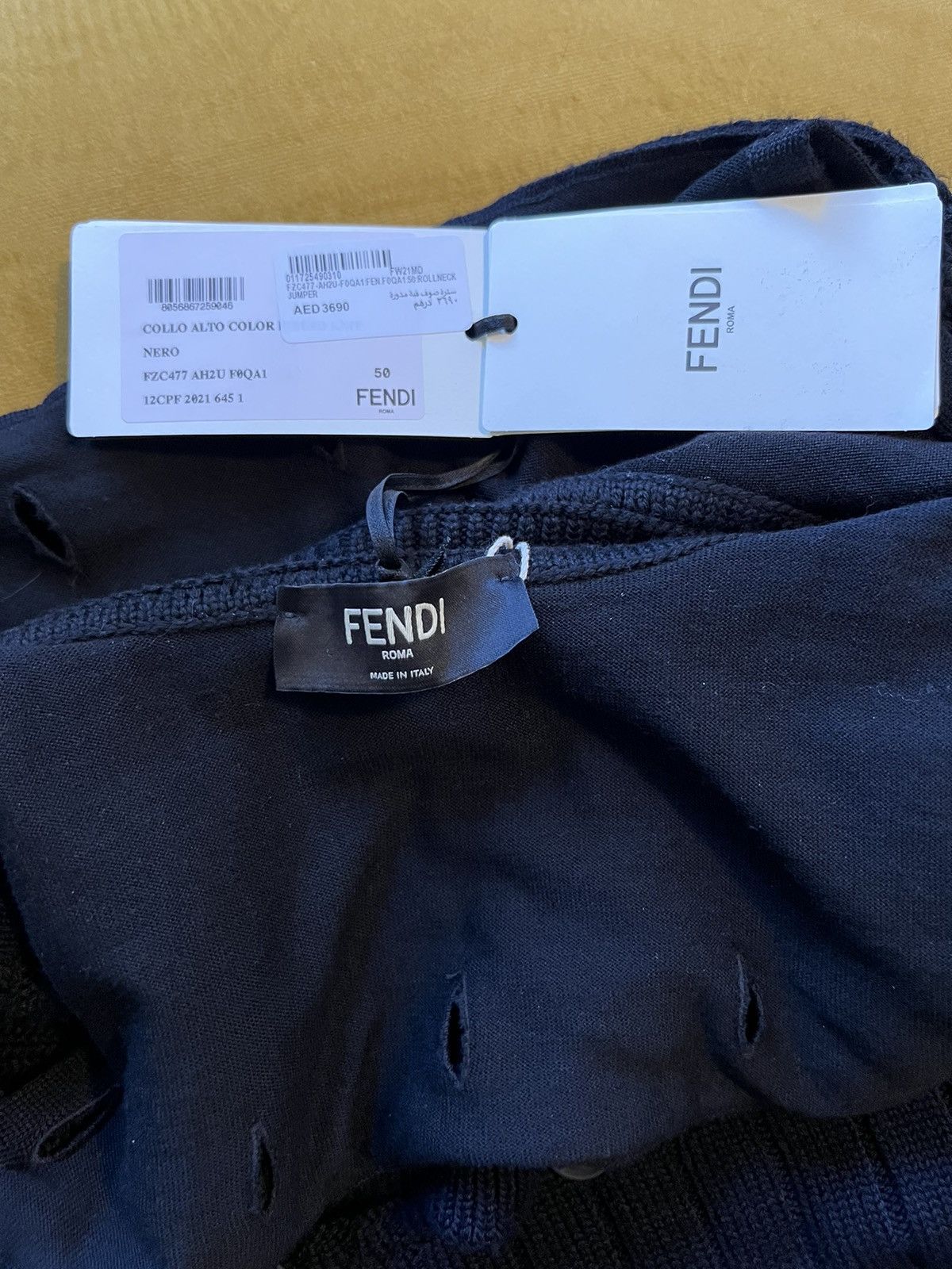 $1K+ runway FW21 turtleneck w/ mittens, IT50, Italy