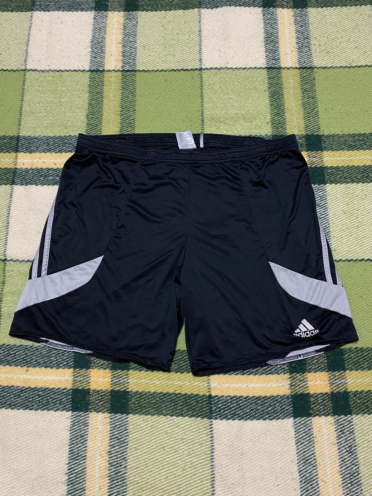 Adidas Vintage Adidas shorts streetwear y2k casual style size L Size US 34 / EU 50 - 2 Thumbnail