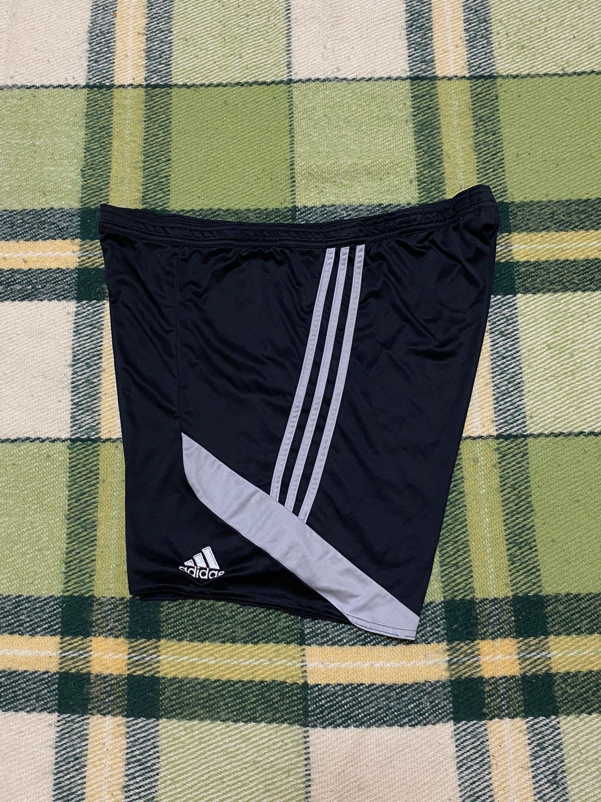Adidas Vintage Adidas shorts streetwear y2k casual style size L Size US 34 / EU 50 - 1 Thumbnail