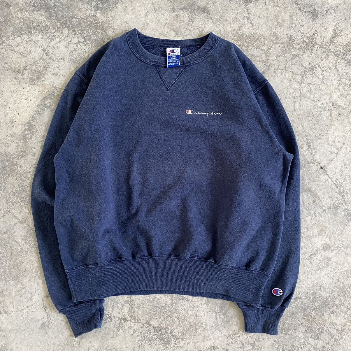 Champion × Vintage Vintage 90’s Champion Faded Navy Gusset V Sweashirt Size US L / EU 52-54 / 3 - 3 Thumbnail
