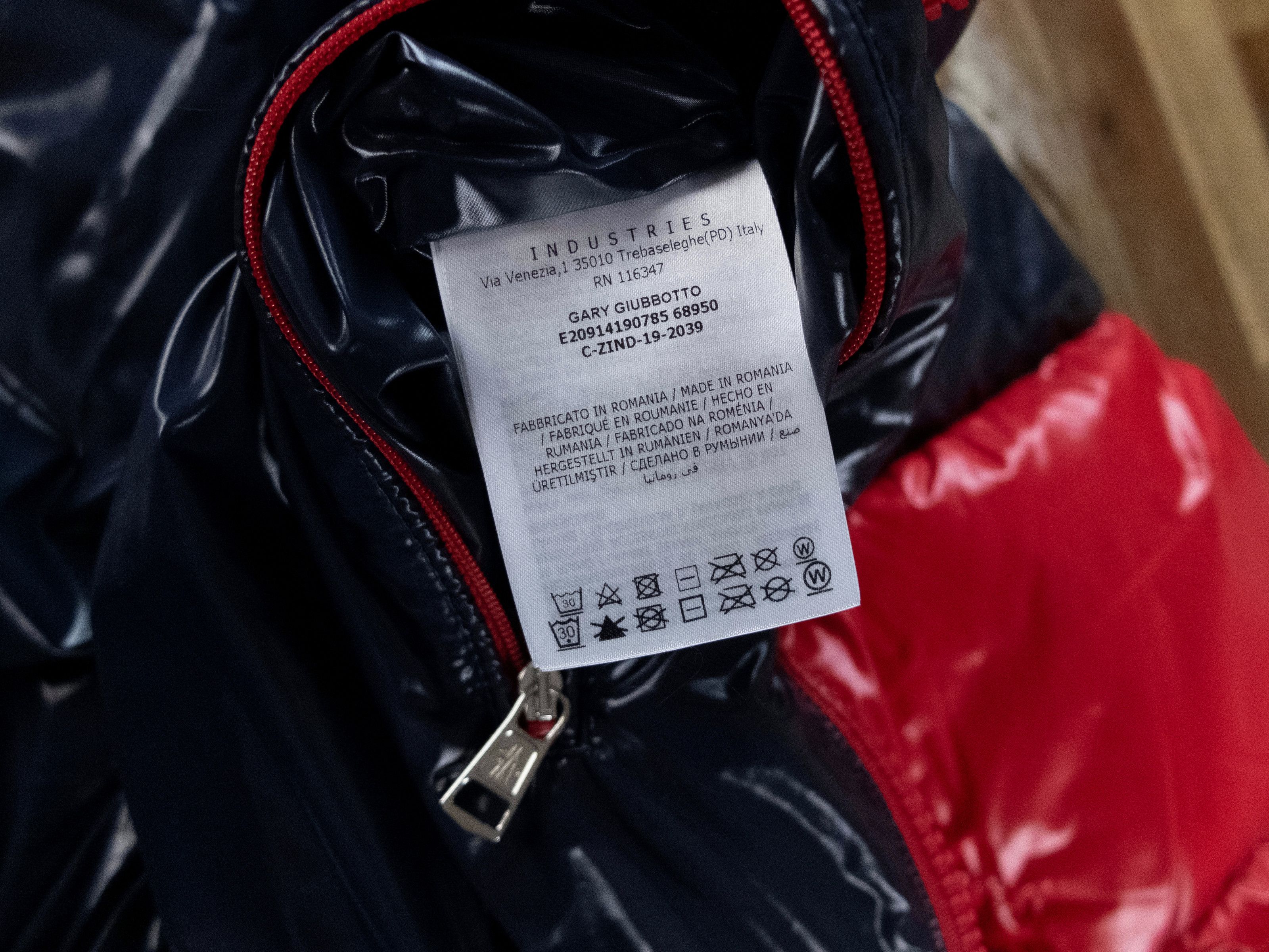 Moncler MONCLER Gary red quilted down patch hooded jacket - 3XL / 6 Size US XXL / EU 58 / 5 - 12 Thumbnail
