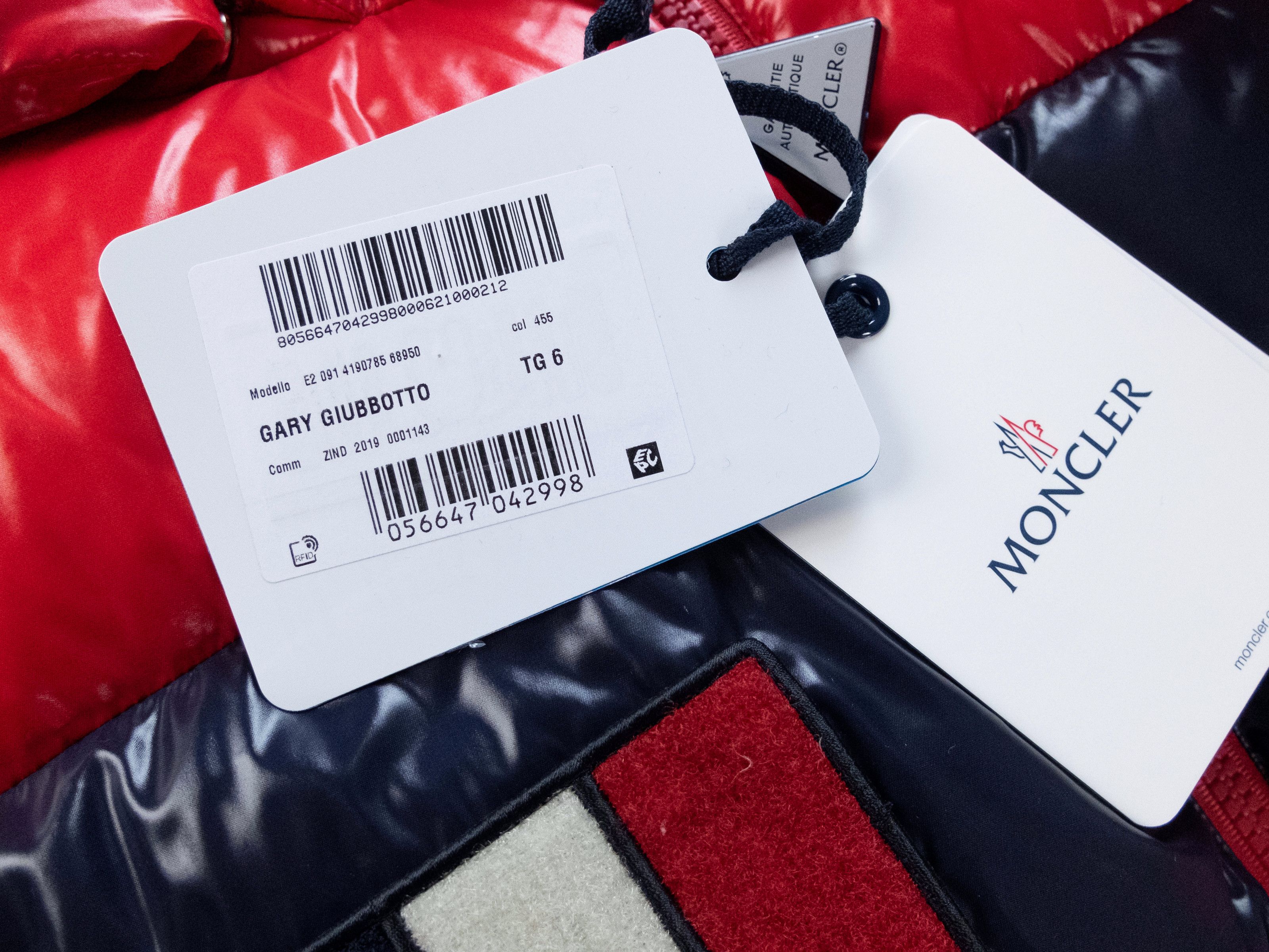 Moncler MONCLER Gary red quilted down patch hooded jacket - 3XL / 6 Size US XXL / EU 58 / 5 - 7 Thumbnail