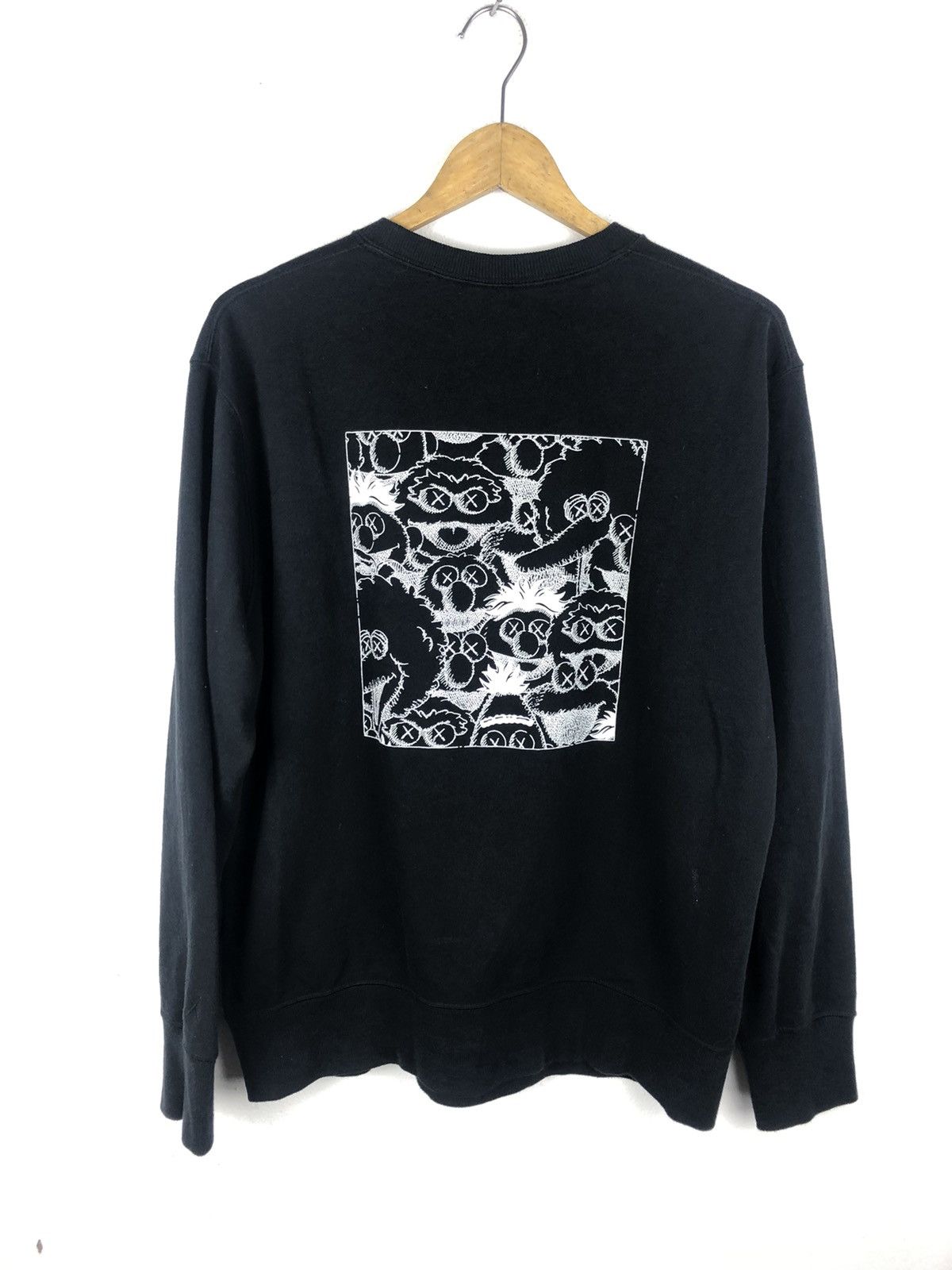 Kaws × Uniqlo Kaws Sesame Street Sweatshirt Size US M / EU 48-50 / 2 - 2 Thumbnail