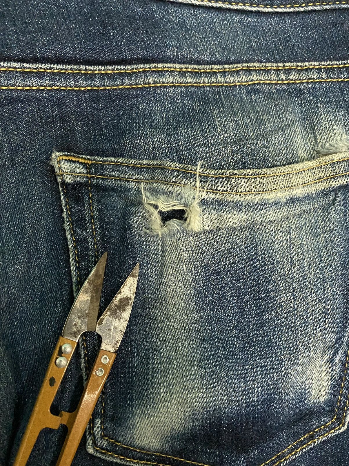 Japanese Brand DISTRESSED UNIQLO SELVAGE DENIM Size US 32 / EU 48 - 14 Thumbnail