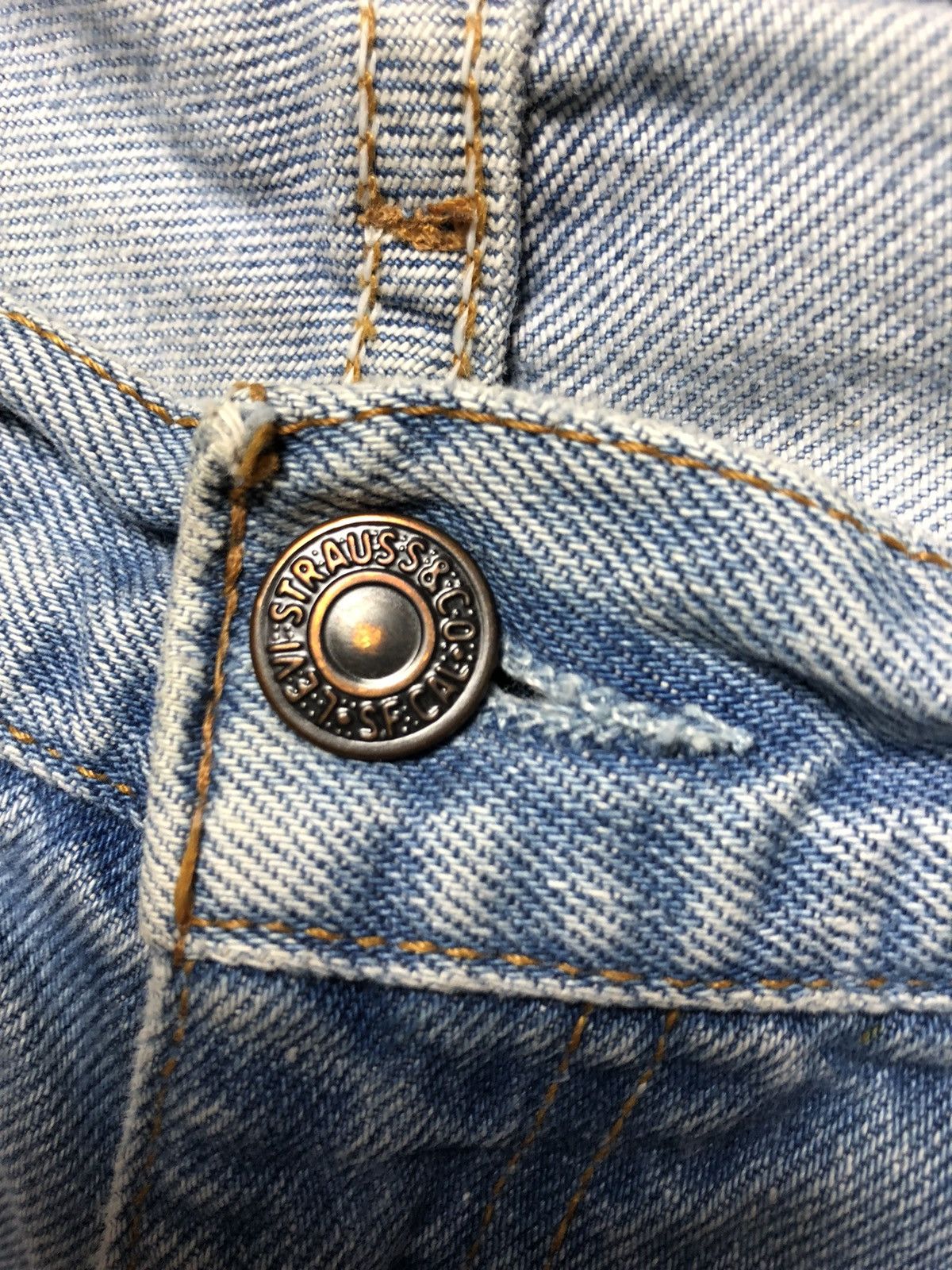 Levi's Vintage Clothing × Vintage VINTAGE LEVIS 521 LIGHT BLUE WASH DISTRESSED DENIM Size US 32 / EU 48 - 7 Thumbnail