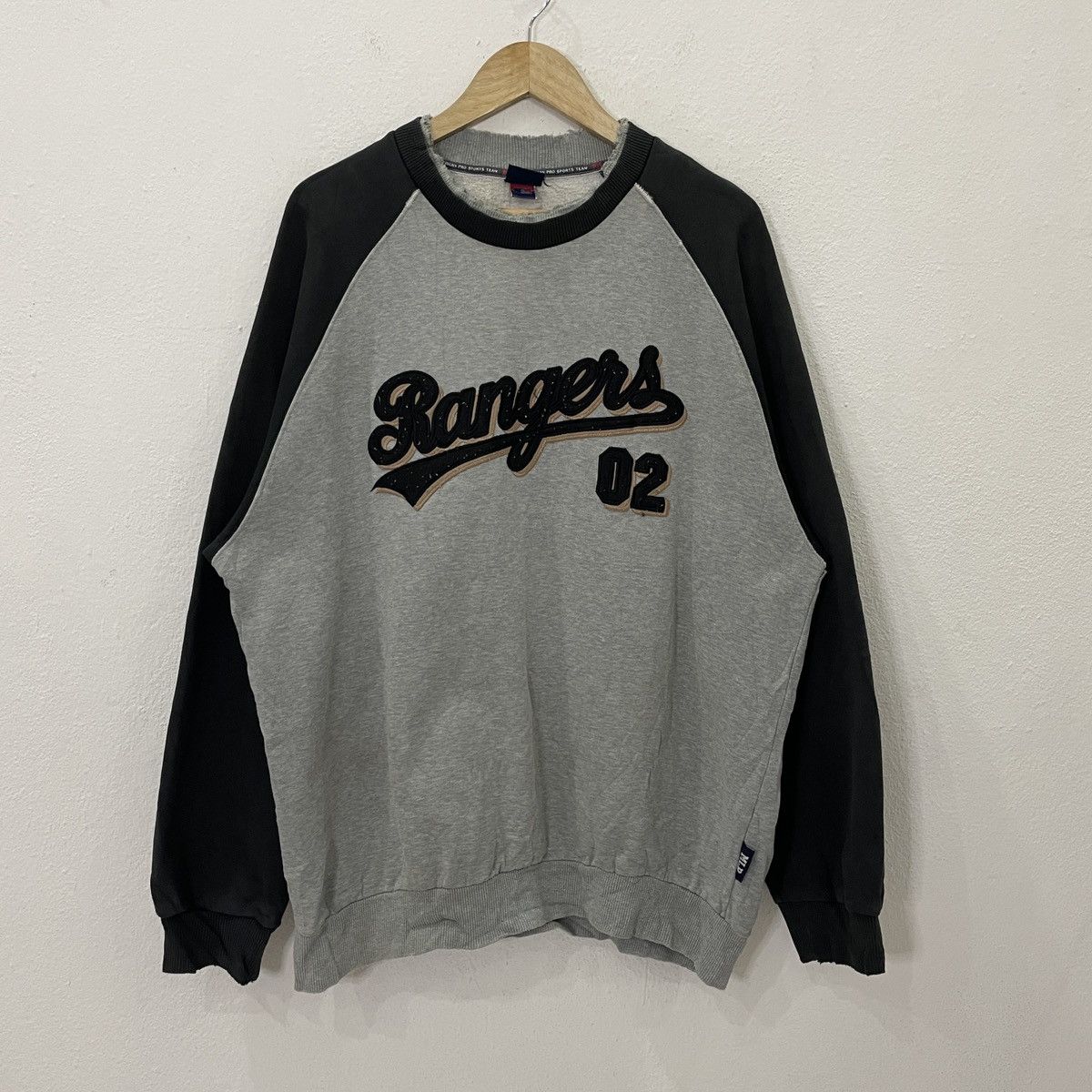 MLB Vintage MLB Rangers Embroidered Big Logo Sweatshirt Size US XL / EU 56 / 4 - 1 Thumbnail