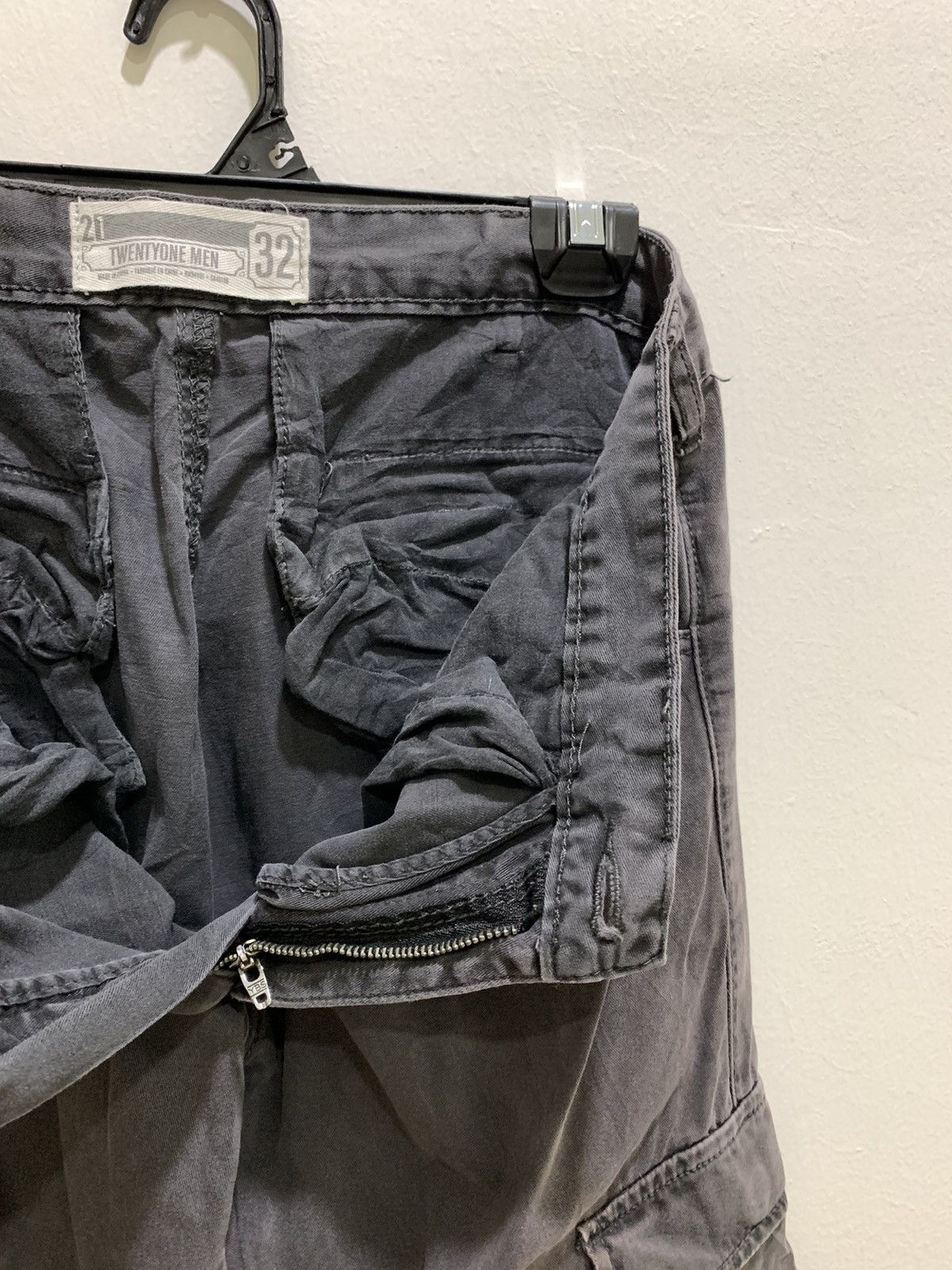 21 Men × Forever 21 × Seditionaries FOREVER 21 Slimfit Multipocket Tactical Utility Cargo Pant Size US 32 / EU 48 - 16 Thumbnail