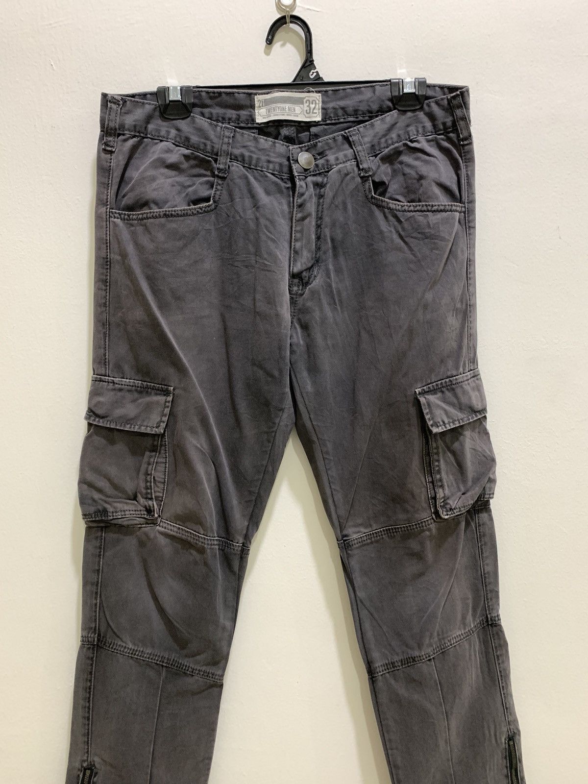 21 Men × Forever 21 × Seditionaries FOREVER 21 Slimfit Multipocket Tactical Utility Cargo Pant Size US 32 / EU 48 - 4 Thumbnail