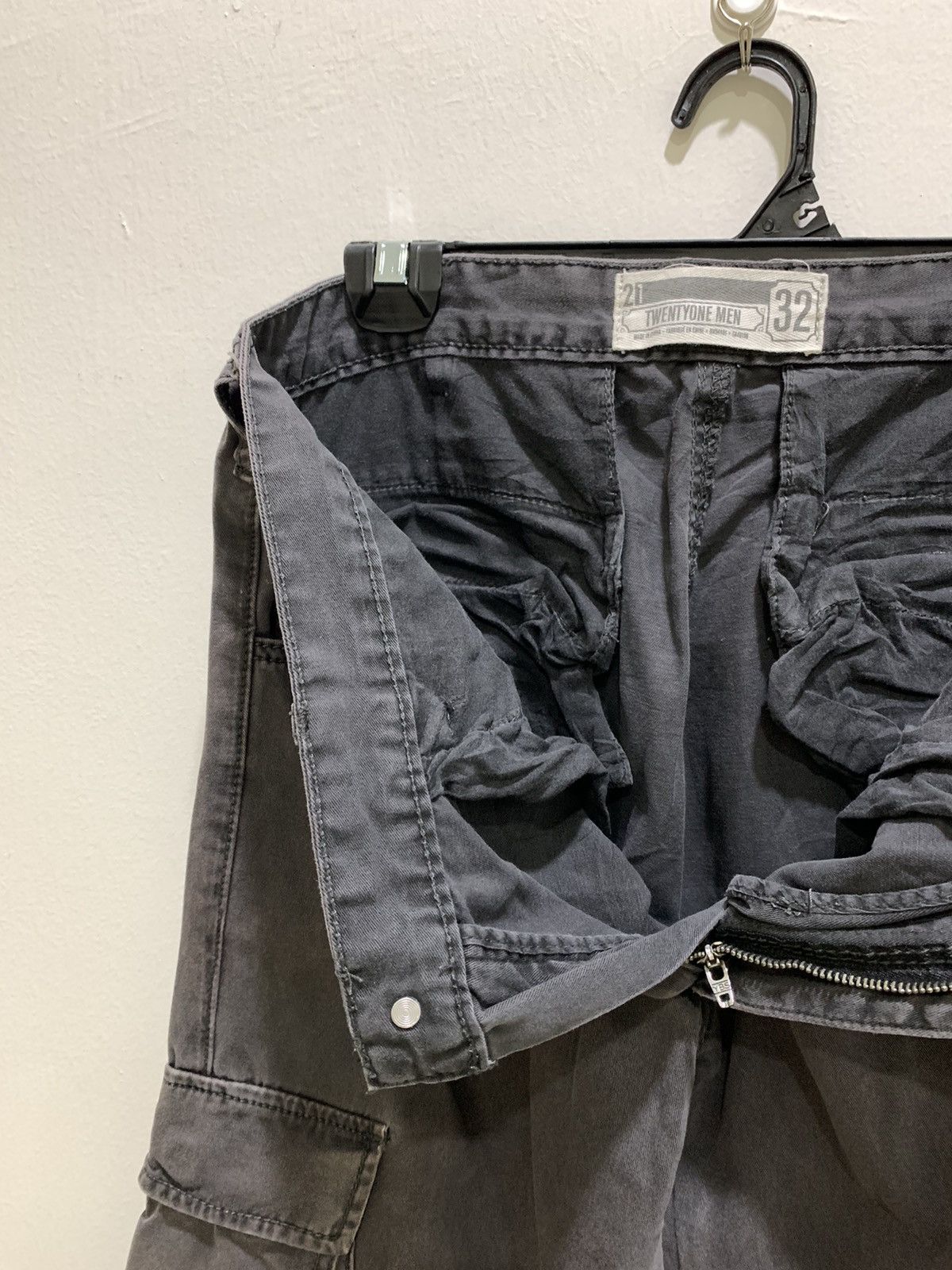 21 Men × Forever 21 × Seditionaries FOREVER 21 Slimfit Multipocket Tactical Utility Cargo Pant Size US 32 / EU 48 - 15 Thumbnail
