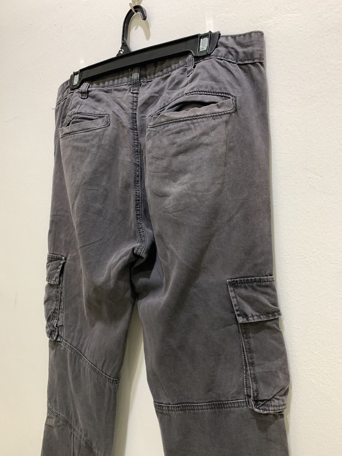 21 Men × Forever 21 × Seditionaries FOREVER 21 Slimfit Multipocket Tactical Utility Cargo Pant Size US 32 / EU 48 - 11 Thumbnail