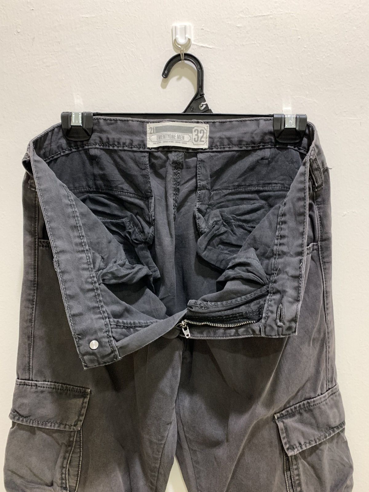 21 Men × Forever 21 × Seditionaries FOREVER 21 Slimfit Multipocket Tactical Utility Cargo Pant Size US 32 / EU 48 - 14 Thumbnail