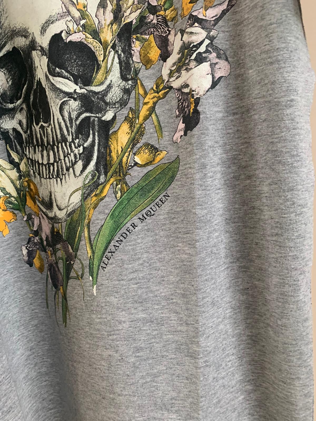 Alexander McQueen Skull & Floral Logo Tee in Grey, Multicolor Size US M / EU 48-50 / 2 - 5 Thumbnail