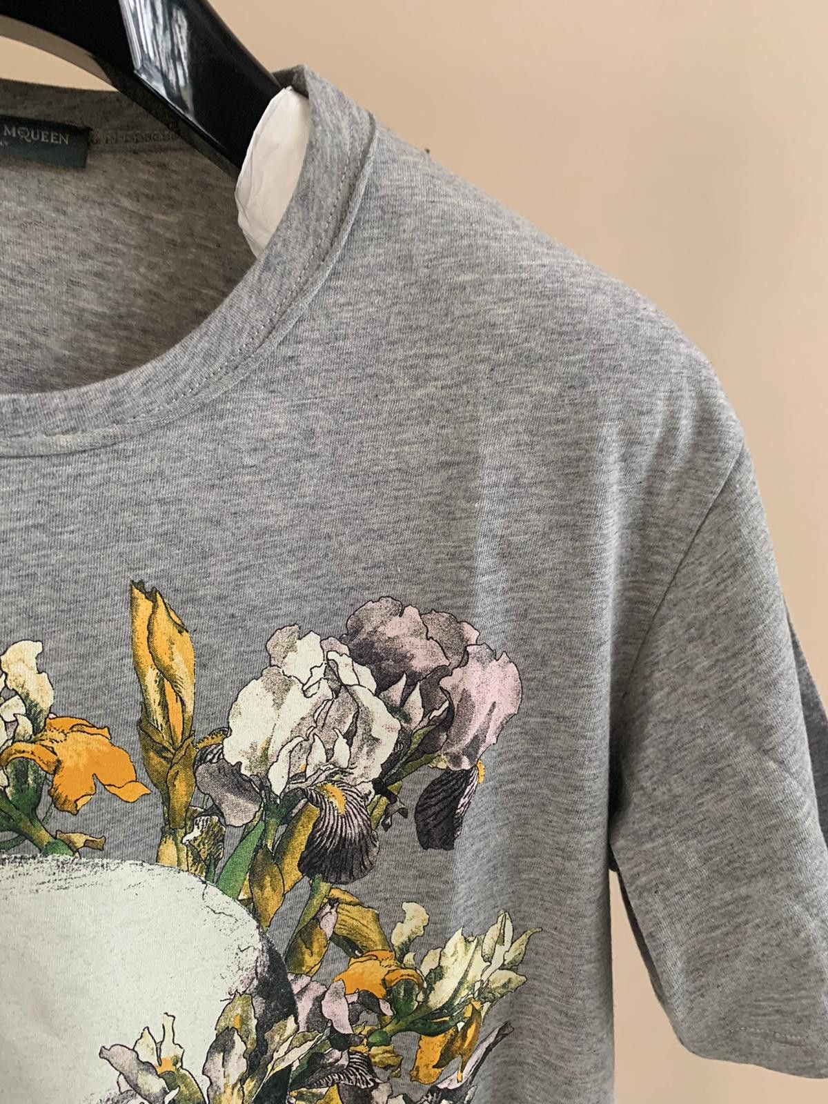 Alexander McQueen Skull & Floral Logo Tee in Grey, Multicolor Size US M / EU 48-50 / 2 - 10 Thumbnail