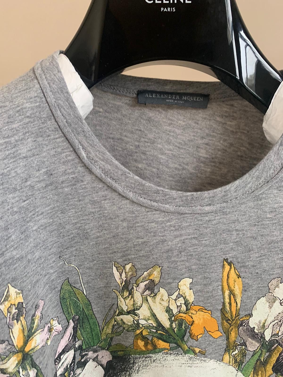Alexander McQueen Skull & Floral Logo Tee in Grey, Multicolor Size US M / EU 48-50 / 2 - 7 Thumbnail