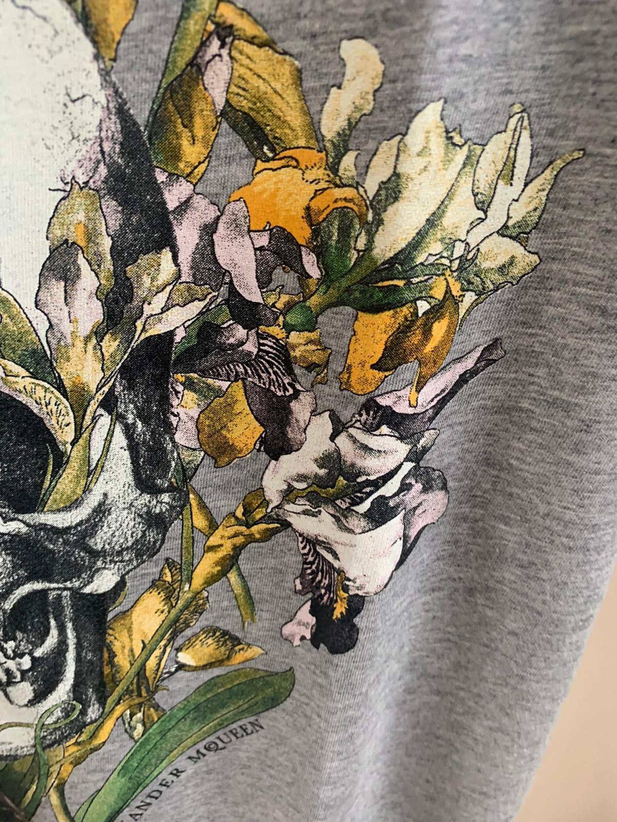 Alexander McQueen Skull & Floral Logo Tee in Grey, Multicolor Size US M / EU 48-50 / 2 - 12 Thumbnail