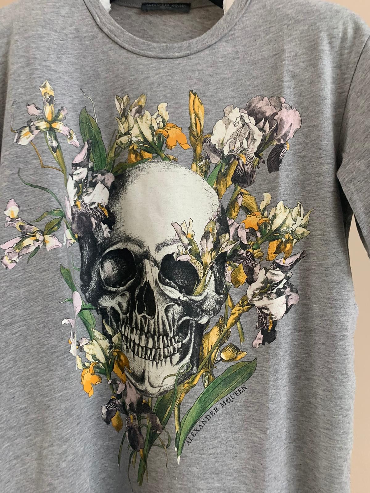 Alexander McQueen Skull & Floral Logo Tee in Grey, Multicolor Size US M / EU 48-50 / 2 - 6 Thumbnail