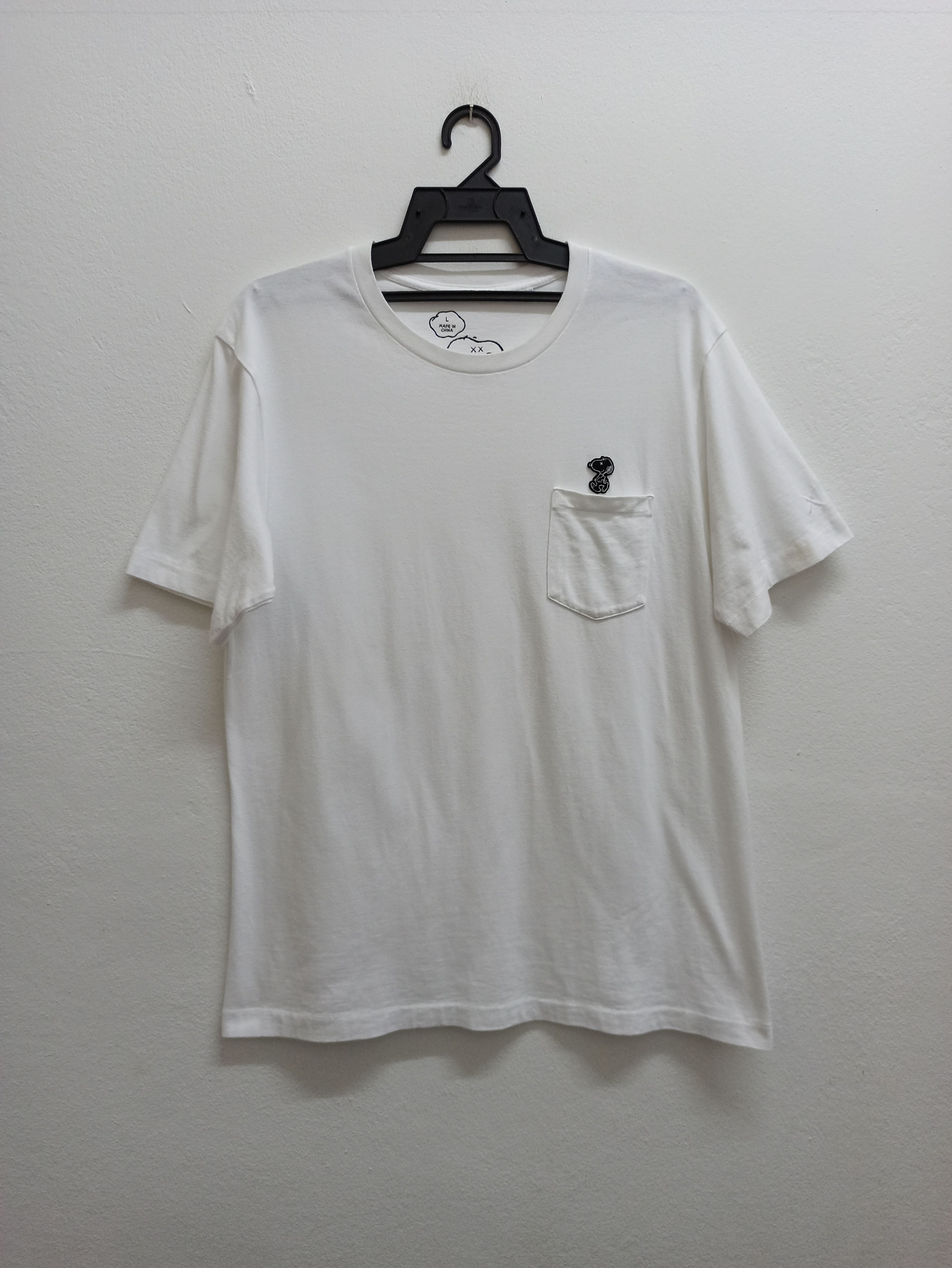 Kaws × Uniqlo Kaws Pocket White Tshirt (c36) Size US L / EU 52-54 / 3 - 1 Thumbnail