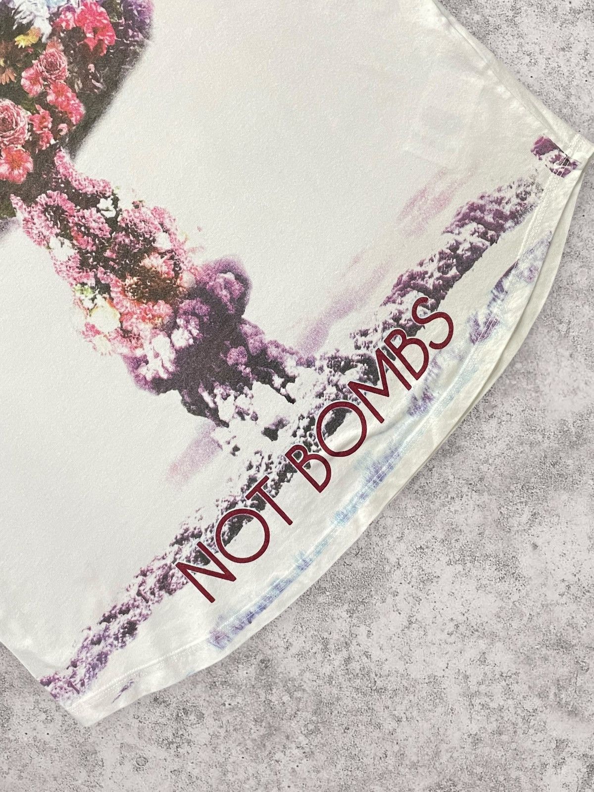 Ringspun × Vintage Ringspun Drop Beats Not Bombs Art Flower Nuclear Tshirt Size US L / EU 52-54 / 3 - 4 Thumbnail