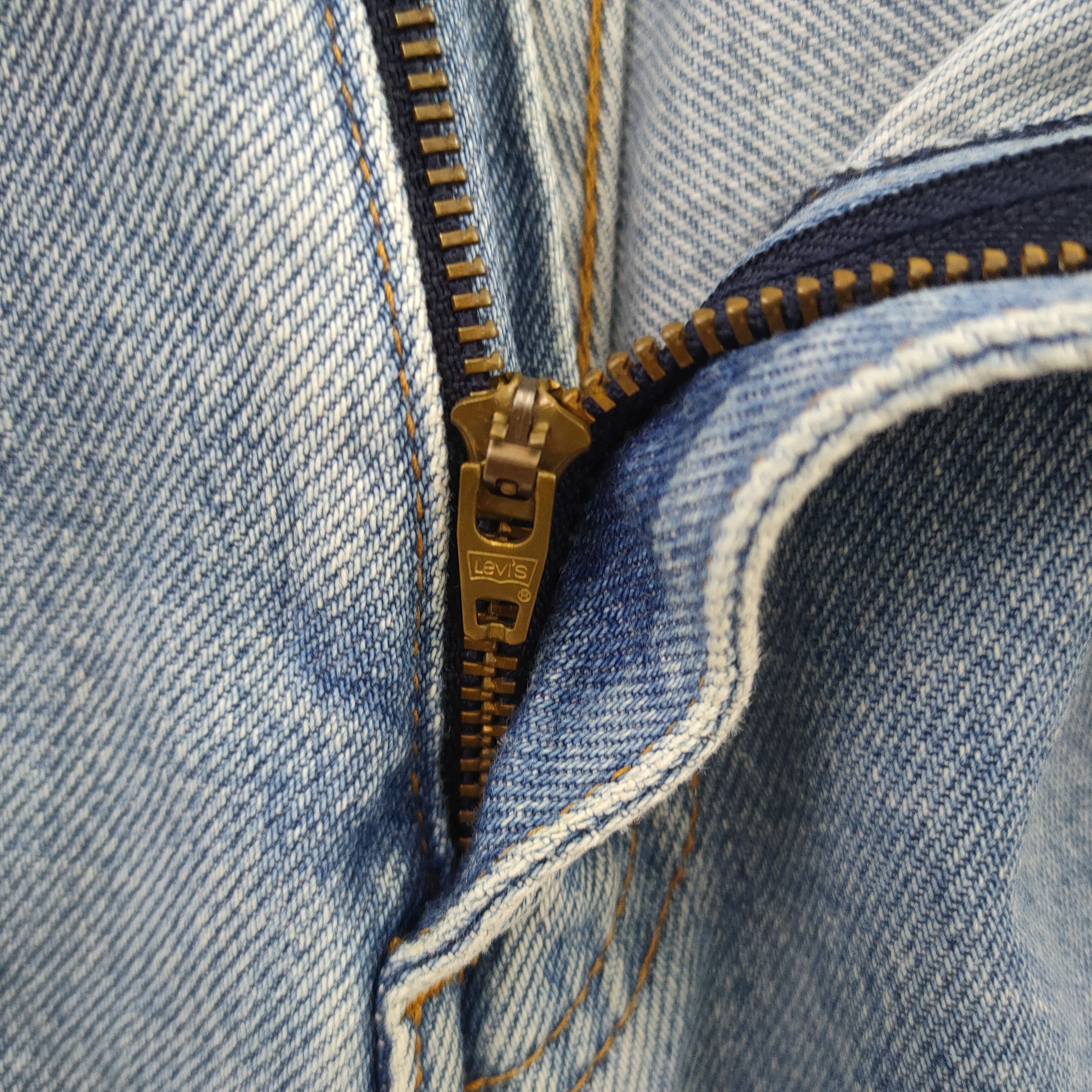 Levi's Vintage Clothing VINTAGE LEVI'S FADED LIGHT WASH JEANS DENIM PANTS Size US 33 - 11 Thumbnail