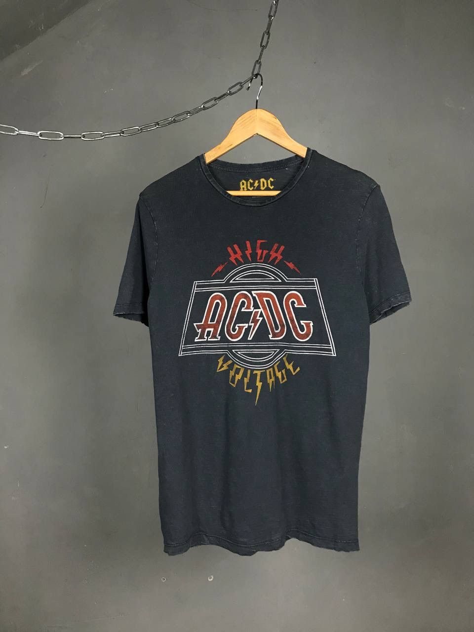 AC/DC AC/DC vintage rock band distressed tee Size US M / EU 48-50 / 2 - 1 Thumbnail