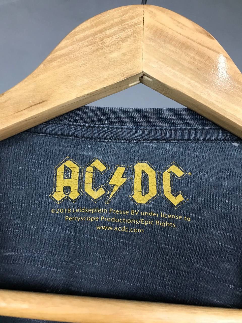 AC/DC AC/DC vintage rock band distressed tee Size US M / EU 48-50 / 2 - 4 Thumbnail