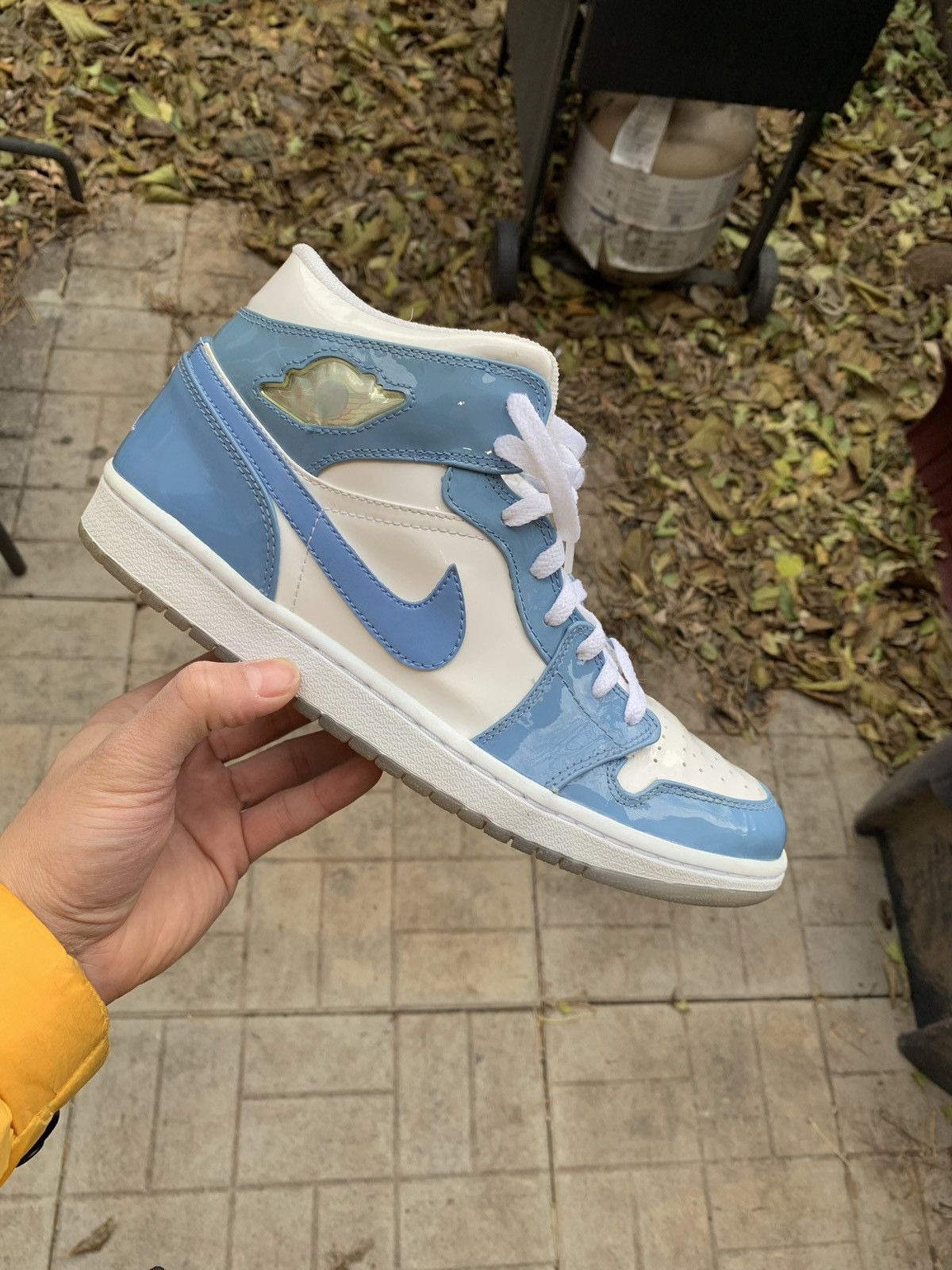 Jordan Brand × Nike Air Jordan 1 Retro UNC Patent Size US 11 / EU 44 - 5 Thumbnail