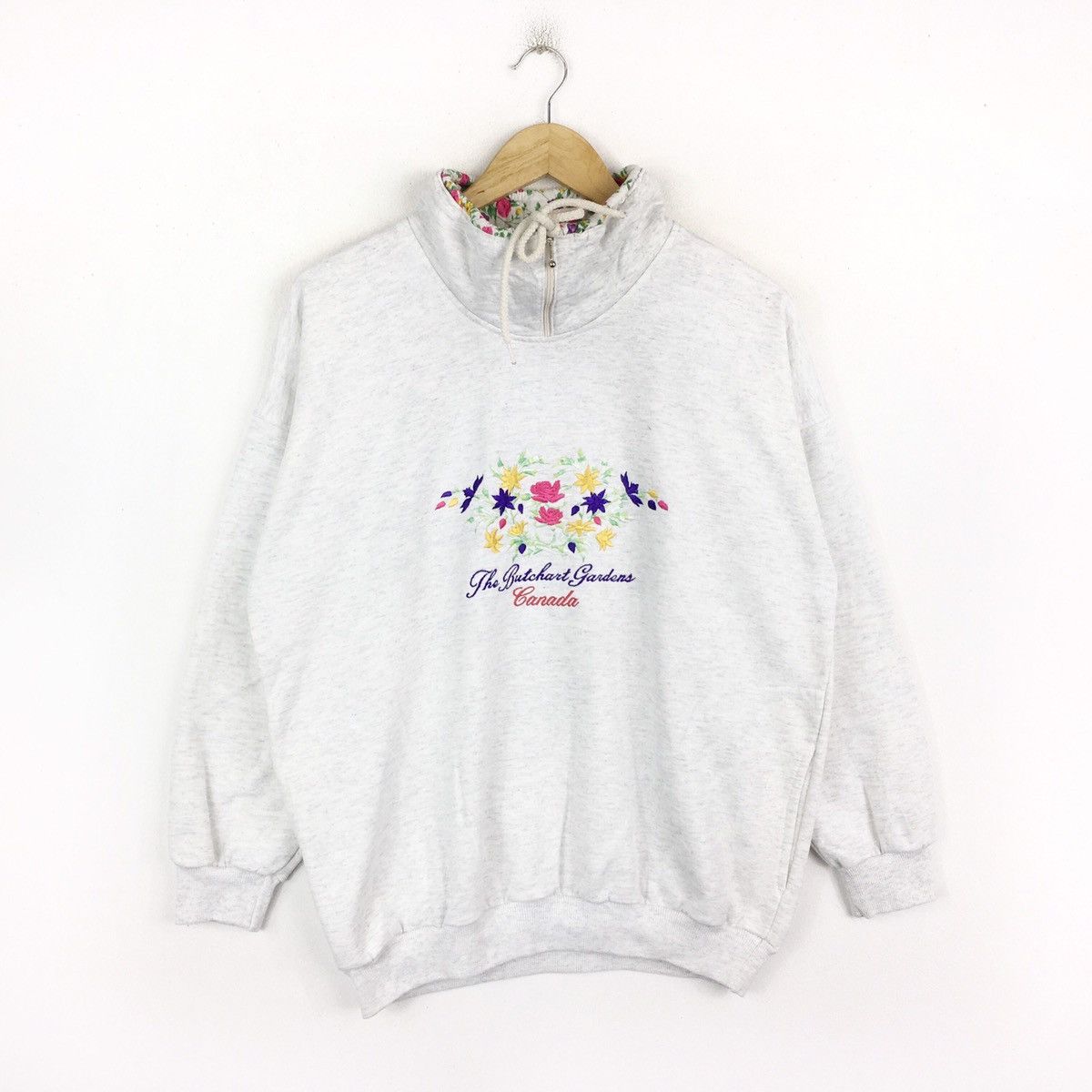 image of Vintage The Butchart Gardens Canada Sweatshirt Pullover in White, Men's (Size Large)