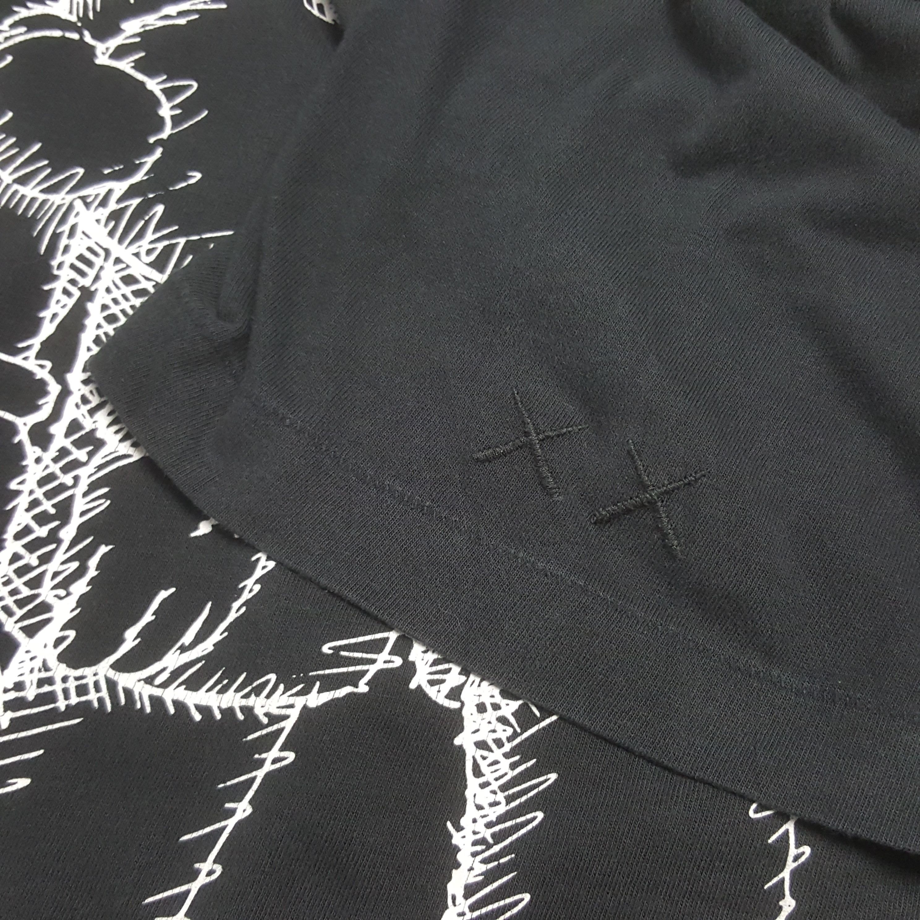 Kaws × Uniqlo × Vintage Vintage UNIQLO x KAWS Bug Design Tshirt Size US XL / EU 56 / 4 - 6 Thumbnail