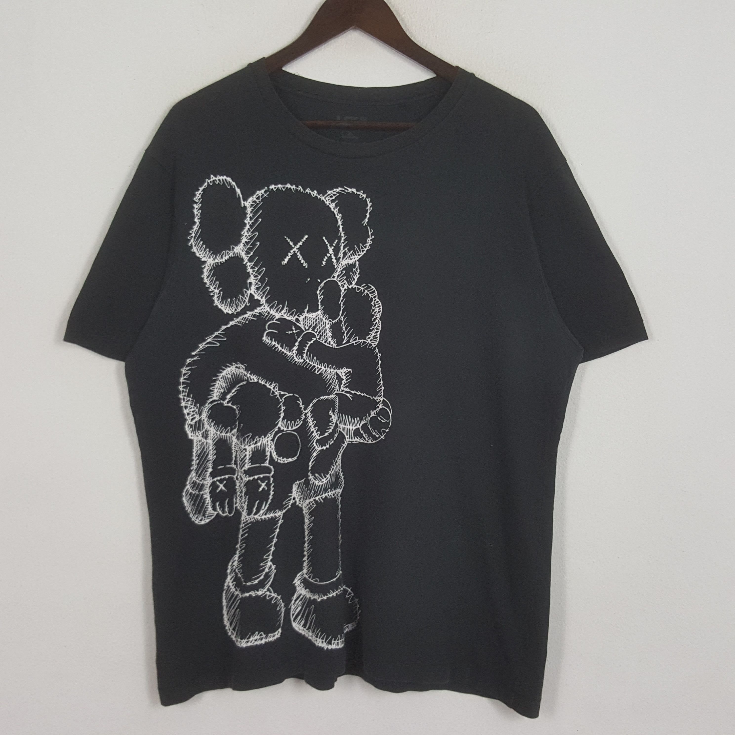 Kaws × Uniqlo × Vintage Vintage UNIQLO x KAWS Bug Design Tshirt Size US XL / EU 56 / 4 - 1 Thumbnail