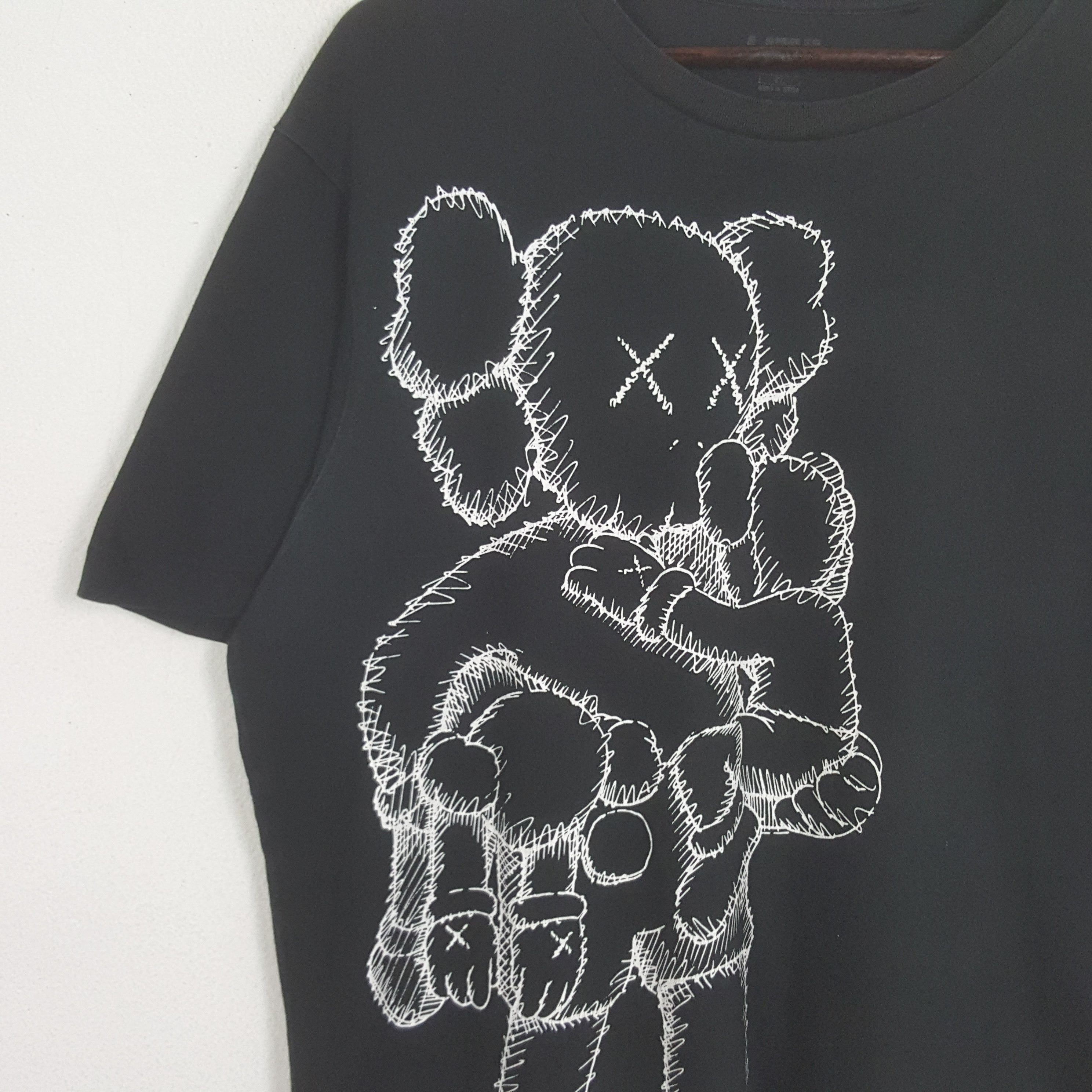 Kaws × Uniqlo × Vintage Vintage UNIQLO x KAWS Bug Design Tshirt Size US XL / EU 56 / 4 - 2 Thumbnail