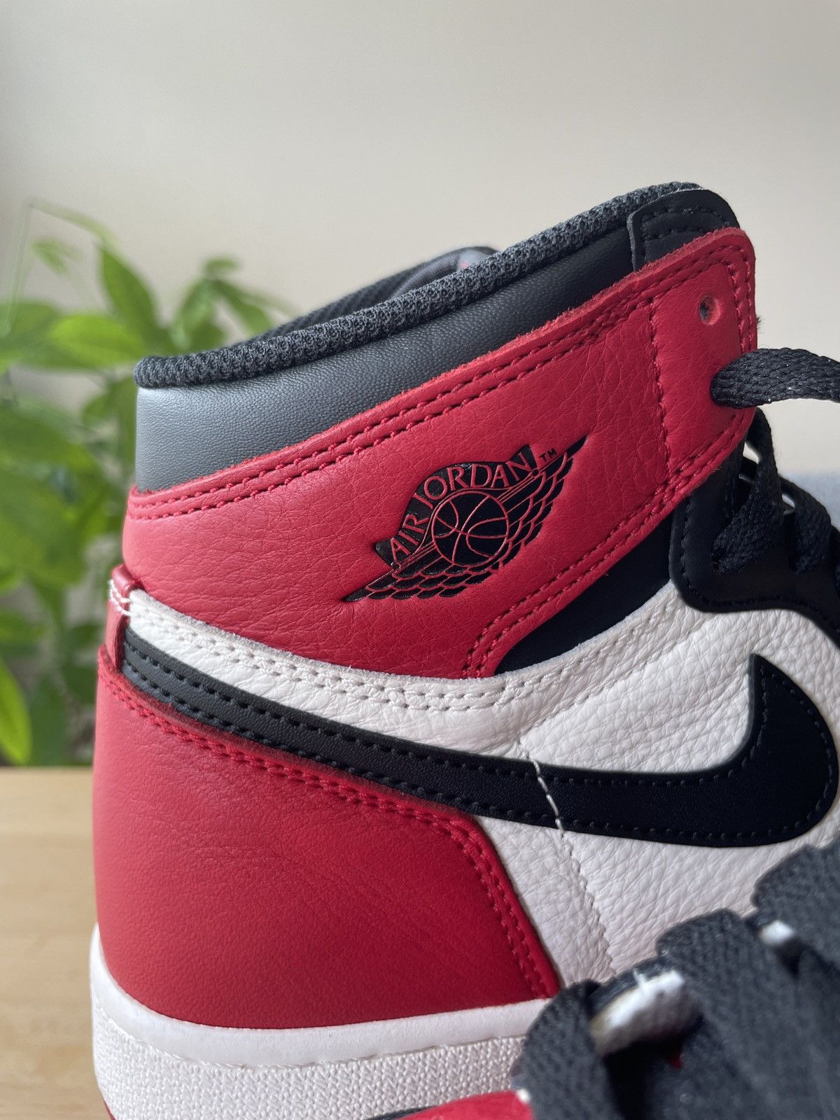 Nike MINT CONDITION Jordan 1 Retro High Tops OG BG Size 7Y Size US 7 / EU 40 - 9 Thumbnail