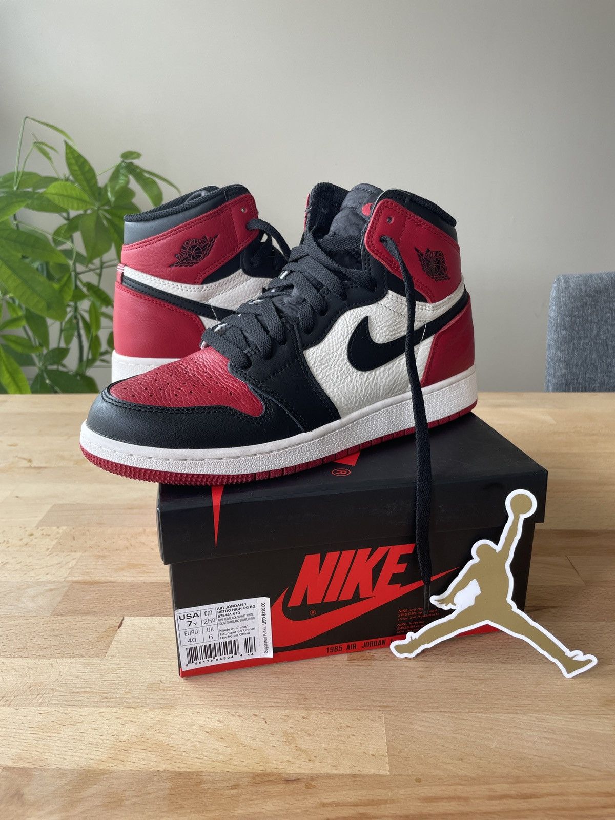 Nike MINT CONDITION Jordan 1 Retro High Tops OG BG Size 7Y Size US 7 / EU 40 - 10 Thumbnail