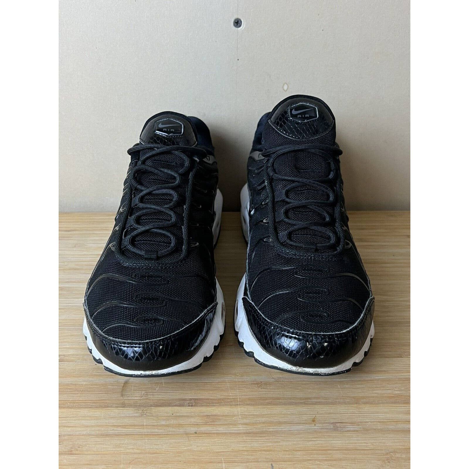Nike Air Max Plus SE Snakeskin Black White Shoes Womens 10