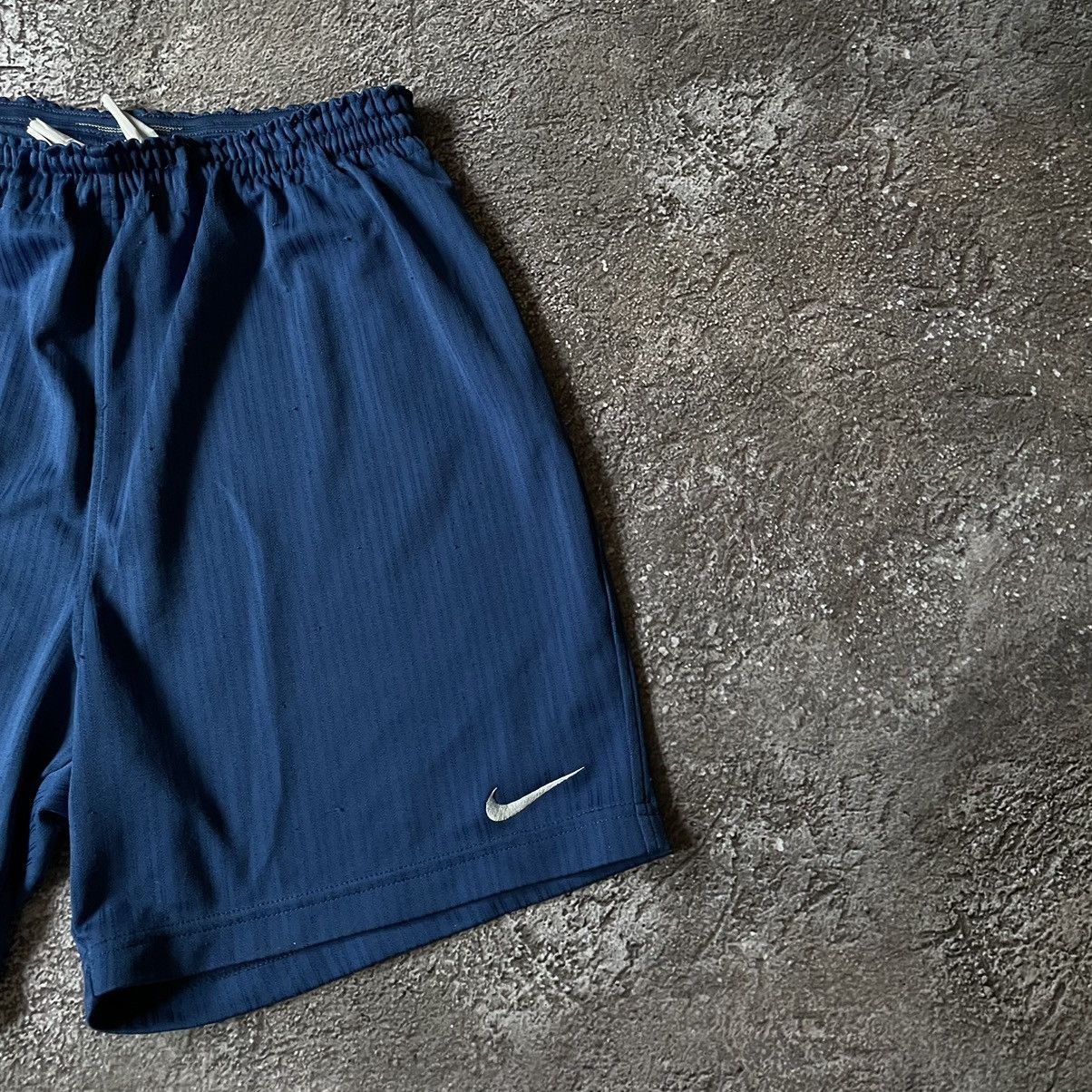 Vintage Vintage 90s Nike Swoosh Shorts Baggy Streetwear Y2K Faded 32 Size US 32 / EU 48 - 3 Thumbnail
