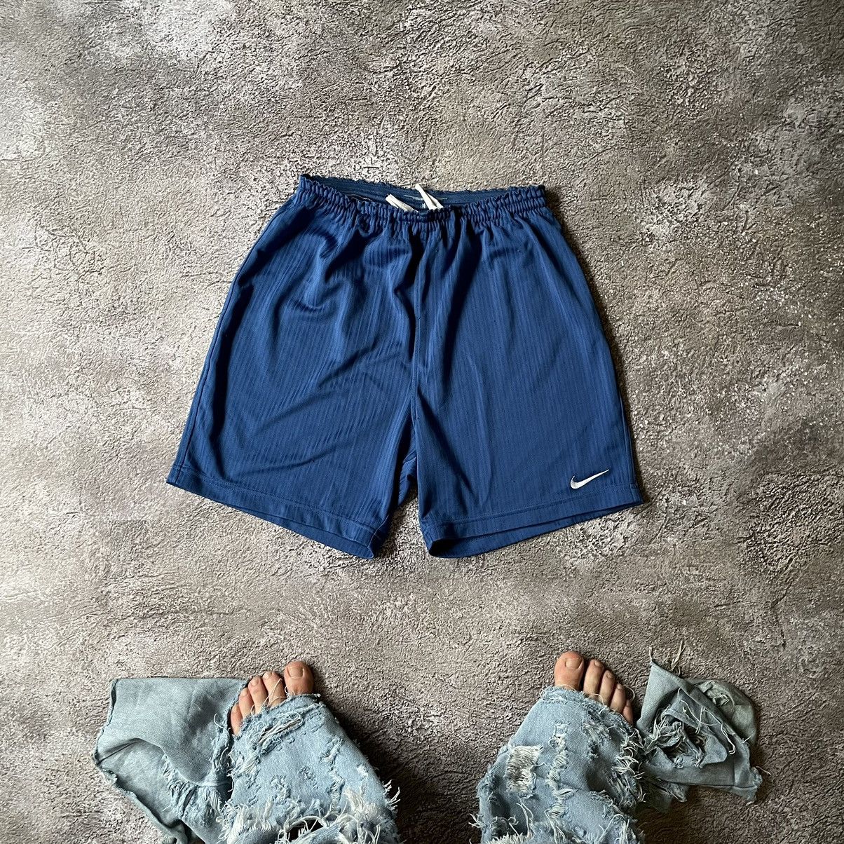 Vintage Vintage 90s Nike Swoosh Shorts Baggy Streetwear Y2K Faded 32 Size US 32 / EU 48 - 1 Thumbnail